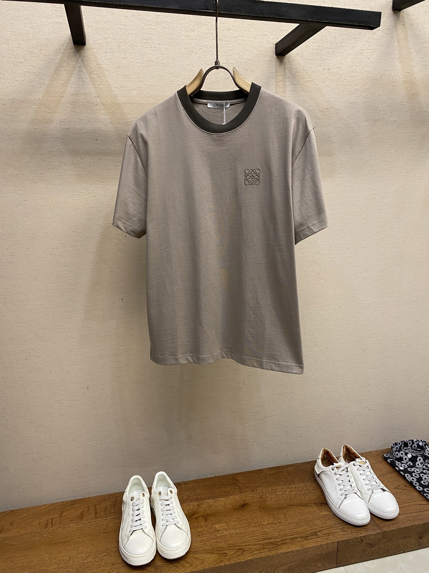 NO:487672,Loewe, a short-sleeved T-shirt with letters on the chest, is a classic choice in summer wardrobe. It has won the favor of countless trendy and casual enthusiasts with its simple but fashionable design. The short-sleeved fabric is made of high-quality fabrics, which are soft and comfortable, and breathable, and can keep the skin dry and comfortable even in the hot summer. The carefully designed letter patterns on the chest, personal signatures, or trendy slogans, not only show the wearer's unique taste, but also convey a sense of confidence and unrestrainedness. Whether it is paired with jeans, casual pants, or skirts, it can be easily controlled to create a casual and stylish summer look. Whether it is daily travel, friends' gatherings, or outdoor leisure, a short-sleeved T-shirt with letters on the chest can make you the focus of the crowd and enjoy the freedom and comfort of summer.  Size XS-L, loewe, skirts, jeans, T-shirt, tees, t-shirt, alexander wang19860909Loewe,胸前带有字母的短袖T恤,是夏日衣橱中的经典之选.它以其简约而不失时尚的设计,赢得了无数潮人与休闲爱好者的青睐.短袖采用优质面料,柔软舒适,透气性好,即便在炎炎夏日也能保持肌肤的干爽与自在.胸前精心设计的字母图案,或是个性签名,或是潮流标语,不仅彰显了穿着者的独特品味,更在无形中传递了一份自信与不羁.无论是搭配牛仔裤、休闲裤,还是半身裙,都能轻松驾驭,打造出随性又不失格调的夏日造型.无论是日常出行、朋友聚会,还是户外休闲,一件胸前带有字母的短袖T恤,都能让你成为人群中的焦点,尽享夏日的自在与惬意. 尺码XS-L,,loewe,skirts,jeans,T-shirt,tees，t-shirt,alexander wang,Men's clothing