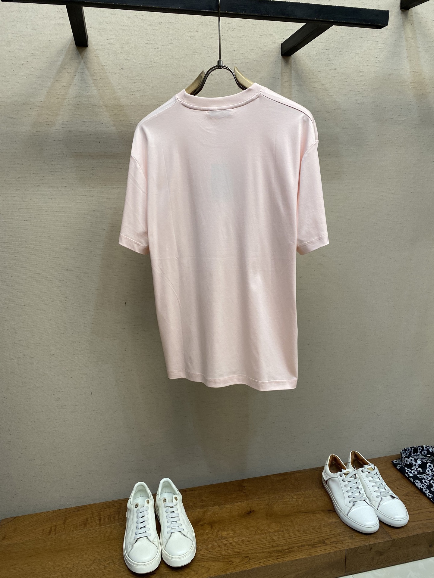 Title: YSL Silk-Like Embroidered T-Shirt for Light Summer Fashion Summary: YSL classic short sleeve shirt with high-quality fabrics, cooling effect, low saturation colors, and fine embroidery - 图片 2