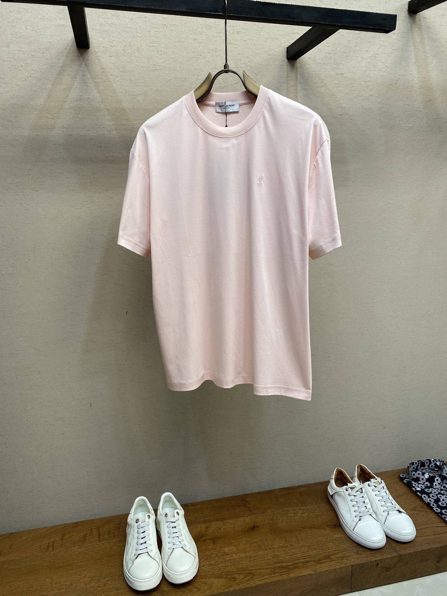 Title: YSL Silk-Like Embroidered T-Shirt for Light Summer Fashion Summary: YSL classic short sleeve shirt with high-quality fabrics, cooling effect, low saturation colors, and fine embroidery - 图片 1