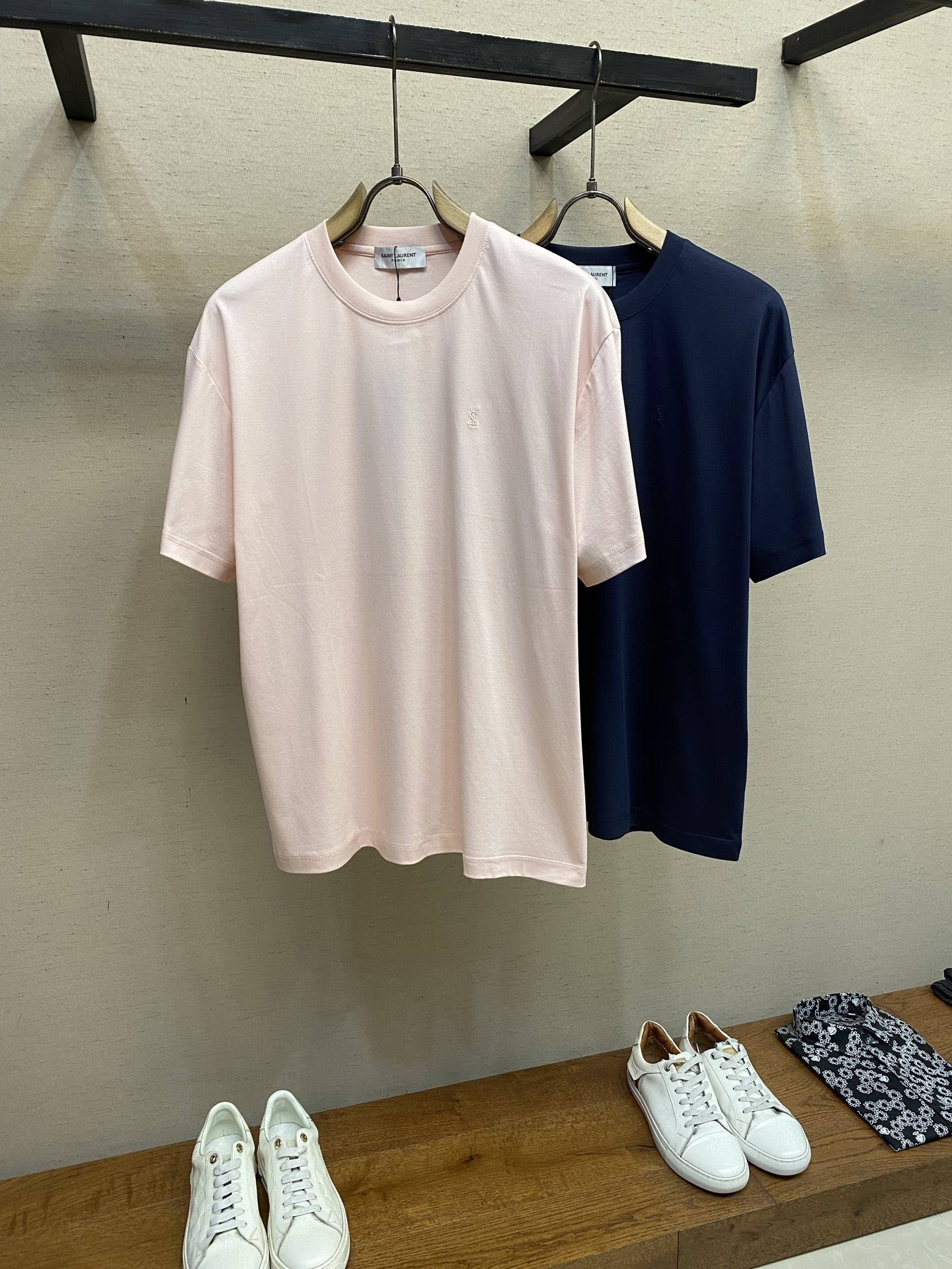 Title: YSL Silk-Like Embroidered T-Shirt for Light Summer Fashion Summary: YSL classic short sleeve shirt with high-quality fabrics, cooling effect, low saturation colors, and fine embroidery - 图片 3
