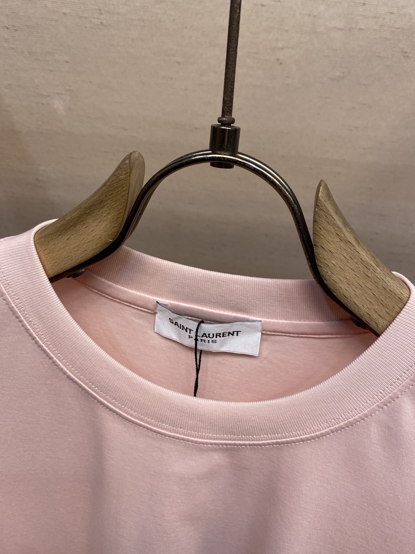 Title: YSL Silk-Like Embroidered T-Shirt for Light Summer Fashion Summary: YSL classic short sleeve shirt with high-quality fabrics, cooling effect, low saturation colors, and fine embroidery - 图片 4