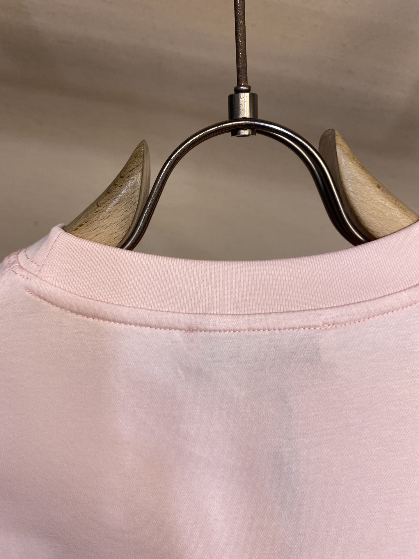 Title: YSL Silk-Like Embroidered T-Shirt for Light Summer Fashion Summary: YSL classic short sleeve shirt with high-quality fabrics, cooling effect, low saturation colors, and fine embroidery - 图片 9
