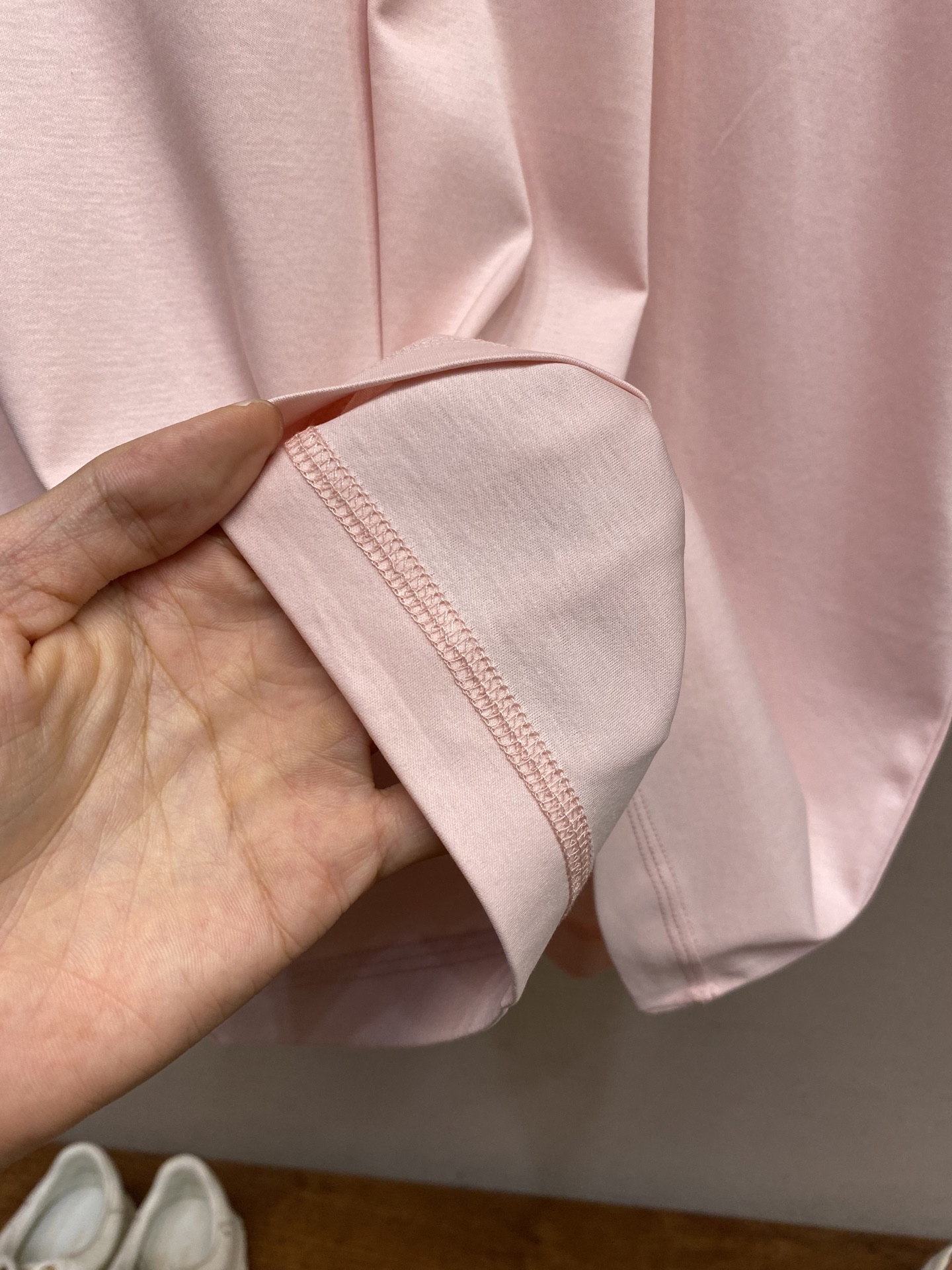 Title: YSL Silk-Like Embroidered T-Shirt for Light Summer Fashion Summary: YSL classic short sleeve shirt with high-quality fabrics, cooling effect, low saturation colors, and fine embroidery - 图片 7