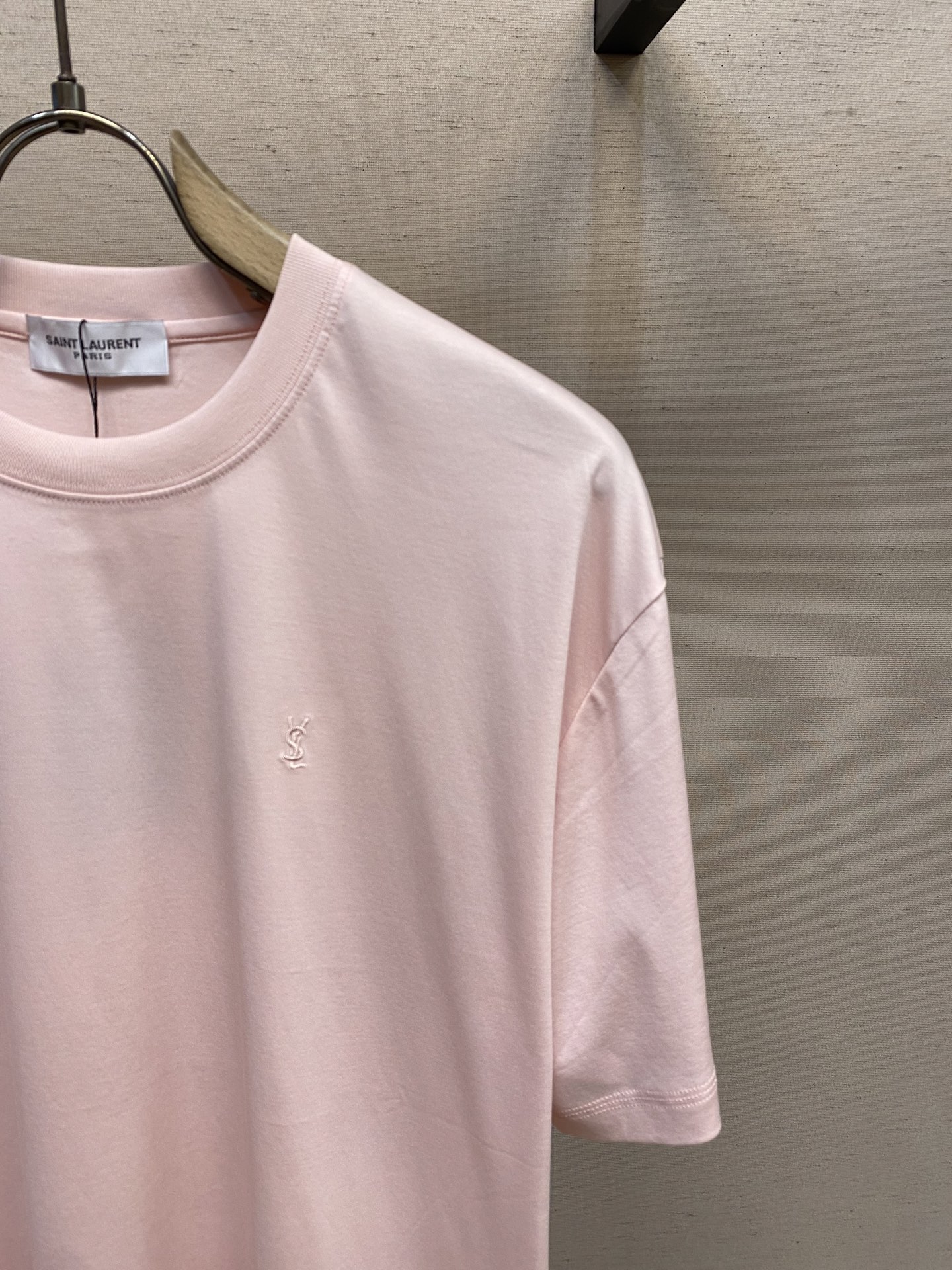 Title: YSL Silk-Like Embroidered T-Shirt for Light Summer Fashion Summary: YSL classic short sleeve shirt with high-quality fabrics, cooling effect, low saturation colors, and fine embroidery - 图片 5