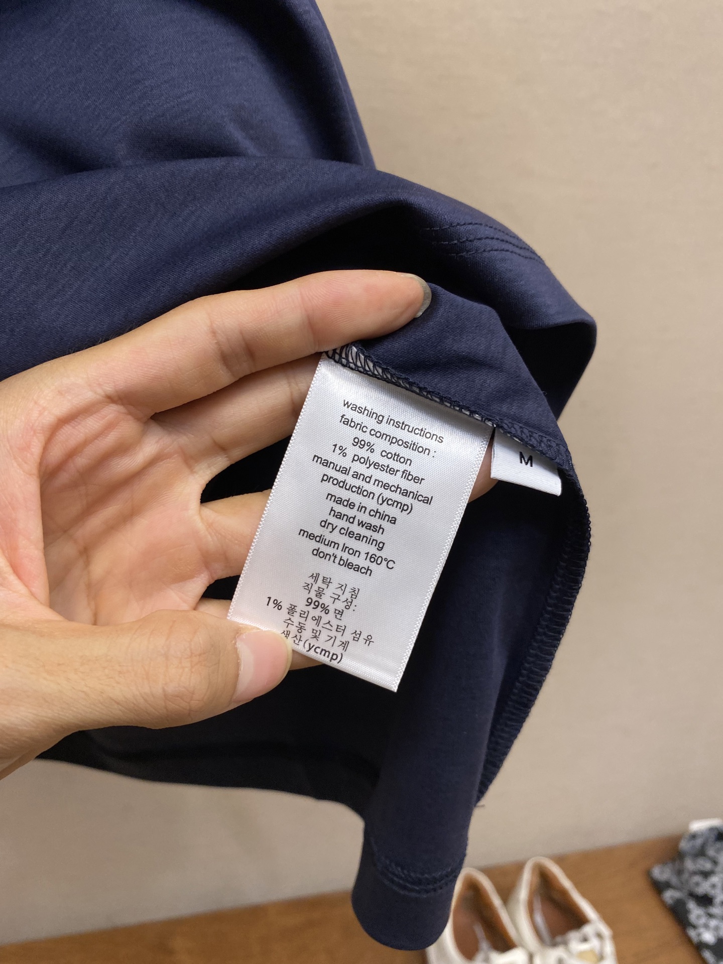 Title: YSL Silk-Like Classic Embroidered T-Shirt Summary: YSL’s high-quality, silk-like T-shirt features classic embroidery, cooling fabric, and low-saturation colors for a - 图片 8