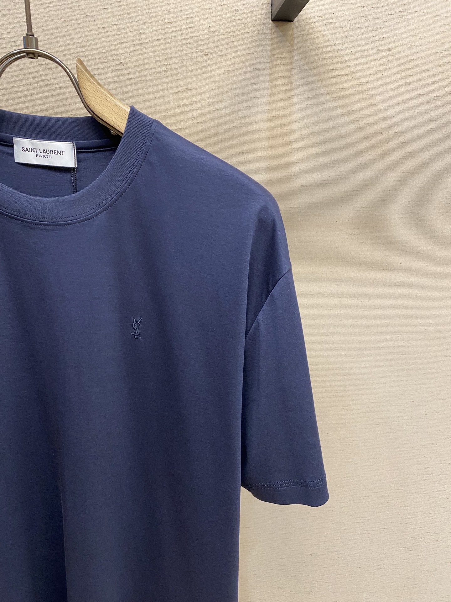 Title: YSL Silk-Like Classic Embroidered T-Shirt Summary: YSL’s high-quality, silk-like T-shirt features classic embroidery, cooling fabric, and low-saturation colors for a - 图片 5