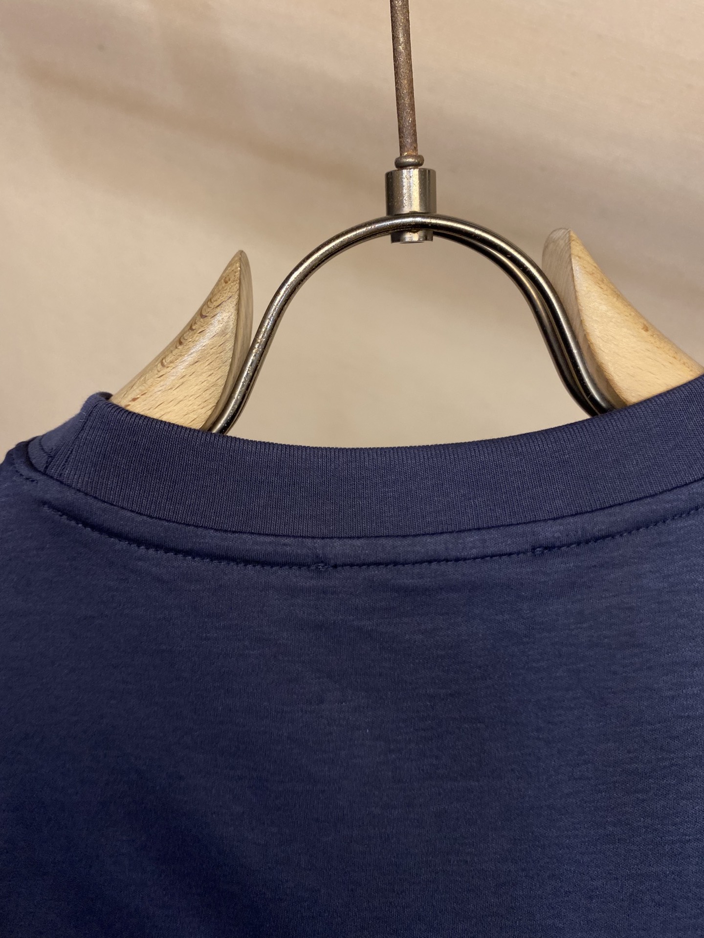 Title: YSL Silk-Like Classic Embroidered T-Shirt Summary: YSL’s high-quality, silk-like T-shirt features classic embroidery, cooling fabric, and low-saturation colors for a - 图片 9