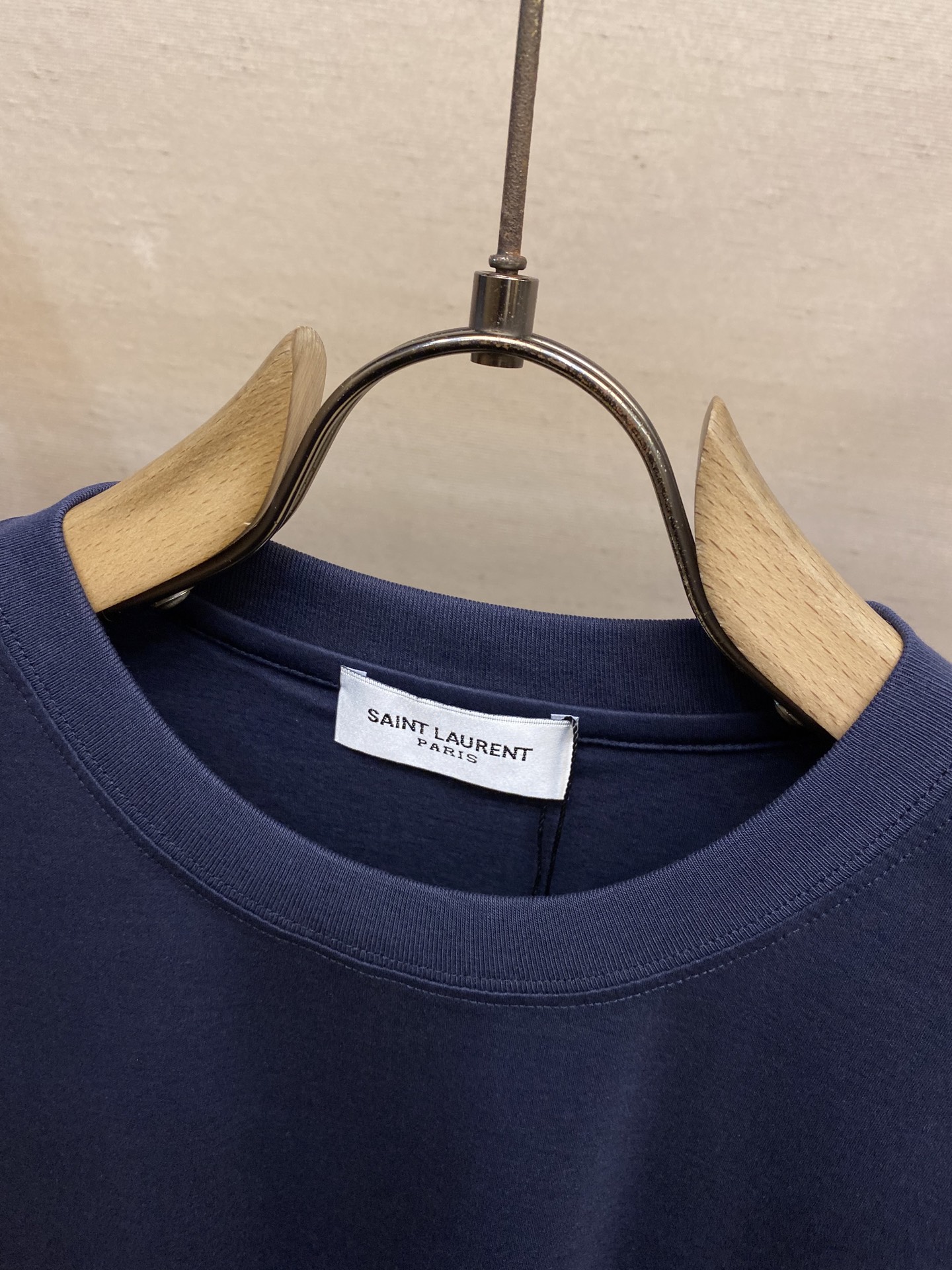 Title: YSL Silk-Like Classic Embroidered T-Shirt Summary: YSL’s high-quality, silk-like T-shirt features classic embroidery, cooling fabric, and low-saturation colors for a - 图片 4