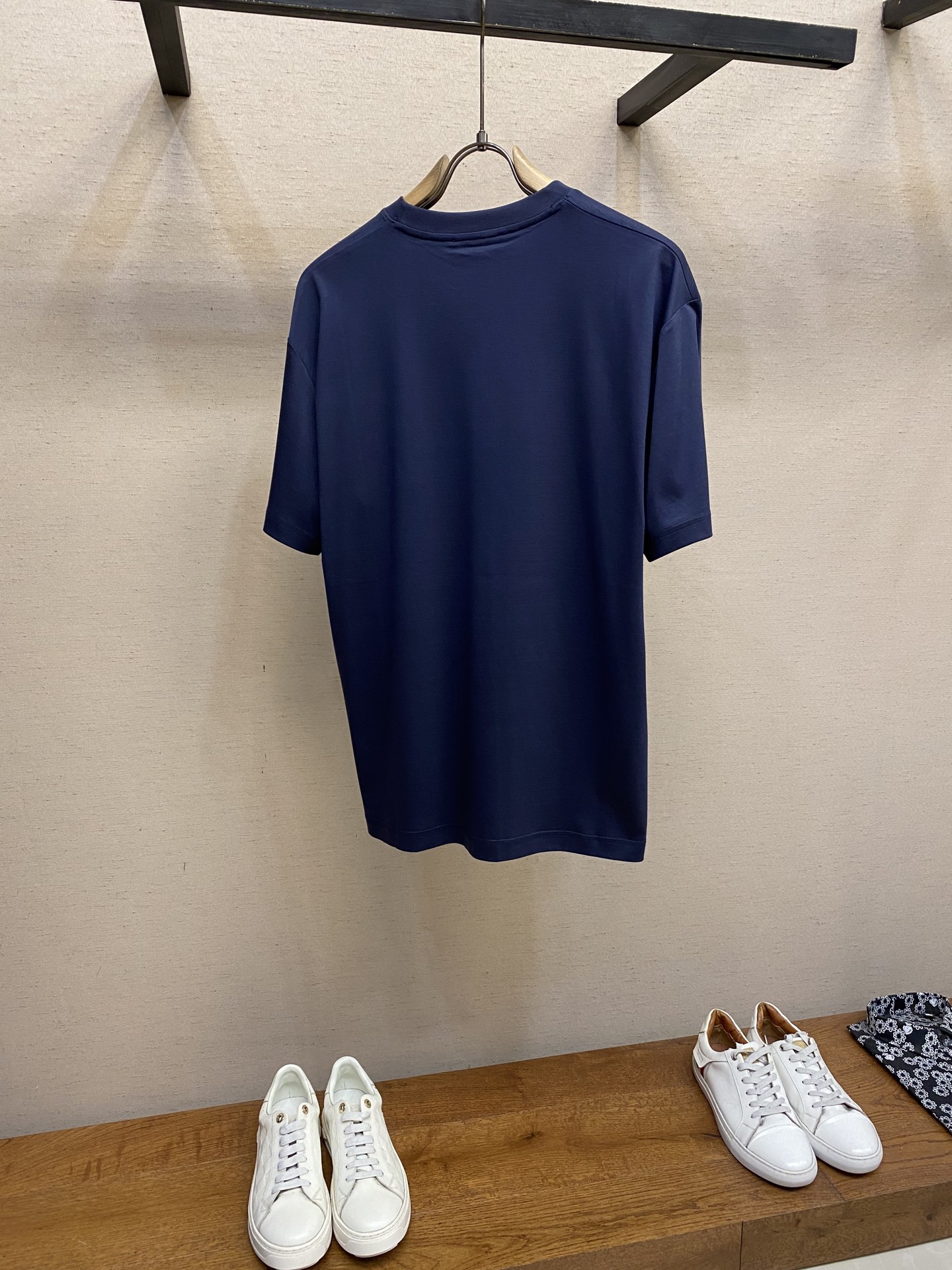 Title: YSL Silk-Like Classic Embroidered T-Shirt Summary: YSL’s high-quality, silk-like T-shirt features classic embroidery, cooling fabric, and low-saturation colors for a - 图片 2