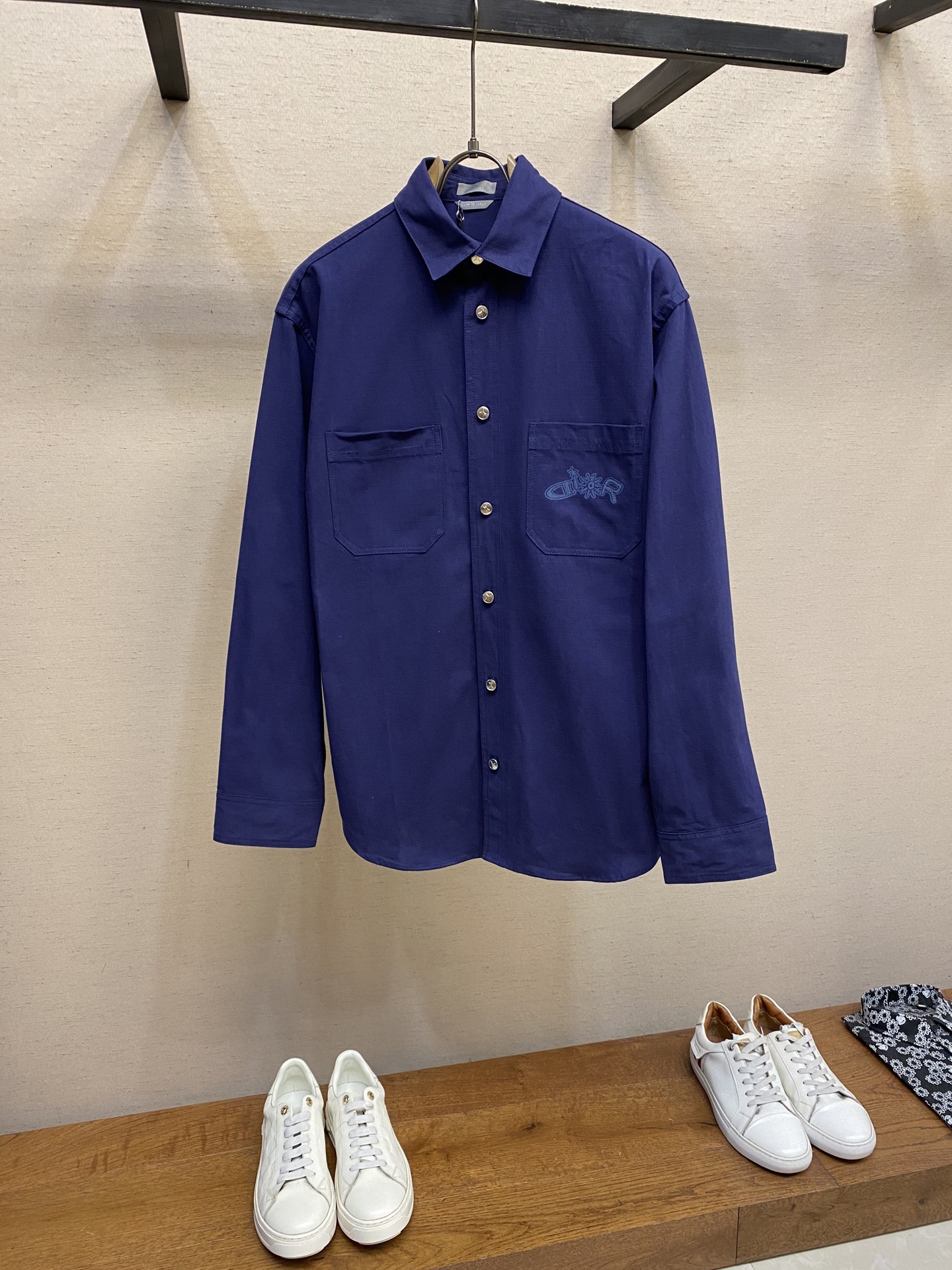 NO:490049,Dior, CD curtain embroidery lapel shirt Original, 500 yuan purchased; Pure cotton fabric, breast decoration is decorated with patch pockets, embellishments with the same color joint series embroidery, joint button opening and closing, full set of auxiliary materials equipped # All cotton woven fabric Youth cloth is made of dyed warp yarn and bleached weft yarn, and the color is mainly medium and light. Even if darker warp yarn and white weft yarn are interwoven, forming a unique two-color effect. The light and dark changes on the cloth surface are significant at different light angles, and the color layer is rich. The texture is light and smooth, and the feel is soft and skin-friendly. It is mainly blended with cotton or cotton linen, with good breathability and moisture absorption, suitable for summer wear. # Use needle embroidery process The main body adopts precision needle embroidery technology; the embroidery is very fine and dense, with clear patterns and strong three-dimensional sense. The embroidery thread of linen material combined with encryption processing, the embroidery body has a subtle matte visual texture; the embroidery effect is three-dimensional and full. The flat embroidery thread is uniquely designed, and the embroidery is very fine and dense; the overall stitching is fine and consistent, adding a sense of layering to the simple design. # Casual Jacket Shirt Style The style of the jacket shirt is usually looser, which can show a casual and casual style. Compared with formal shirts, the collar of the jacket shirt is wider and the material is not as formal as that of the formal shirt. Access control and cuff logos have four-hole buttons, laser lettering technology, and the letters are clear. The standard three-standard, original yarn main mark, the same-component washing mark, and the raw and auxiliary materials are fully equipped. Size XS-L,,dior, jackets & coats,shirts,alexander wang19860909Dior,CD谢幕刺绣翻领衬衫 原,500购买；纯棉质面料、胸前饰以贴袋、个点缀以同色调联名系列刺绣、联名纽扣开合、全套辅料配备 # 全棉质梭织面料 青年布由染色经纱与漂白纬纱交织而成,布面色泽以中浅色为主,即使使用较深色的经纱和白色纬纱交织,形成独特的双色效果.光线角度不同时布面明暗变化显著,色彩层次丰富.质地轻薄滑爽,手感柔软亲肤,以棉或棉麻混纺为主,透气性和吸湿性良好,适合夏季穿着. # 采用挨针绣工艺处理 主体采用精密挨针绣工艺；刺绣非常精细针法绵密,图案清晰且线条感和立体感强.亚麻材质绣线结合加密处理,绣体具有微妙的哑光视觉质感；刺绣效果立体饱满.平绣的挨针走线独特设计,刺绣非常精细针法绵密；整体针脚细密,精细度质感一致,为简约设计增添了层次感. # 休闲夹克衬衫版型 夹克衬衫的版型通常比较宽松,能够展现出随性与休闲的风格.与正式衬衫相比,夹克衬衫的驳领宽度较宽,材质不如正式衬衫那么正式. 门禁、袖口饰logo有刻字四孔纽扣、激光刻字技术,字母清晰.标配三标、原纱主唛、同成分洗水标、原辅料配备齐全. 尺码XS-L,,dior,jackets & coats,shirts,alexander wang,Men's clothing