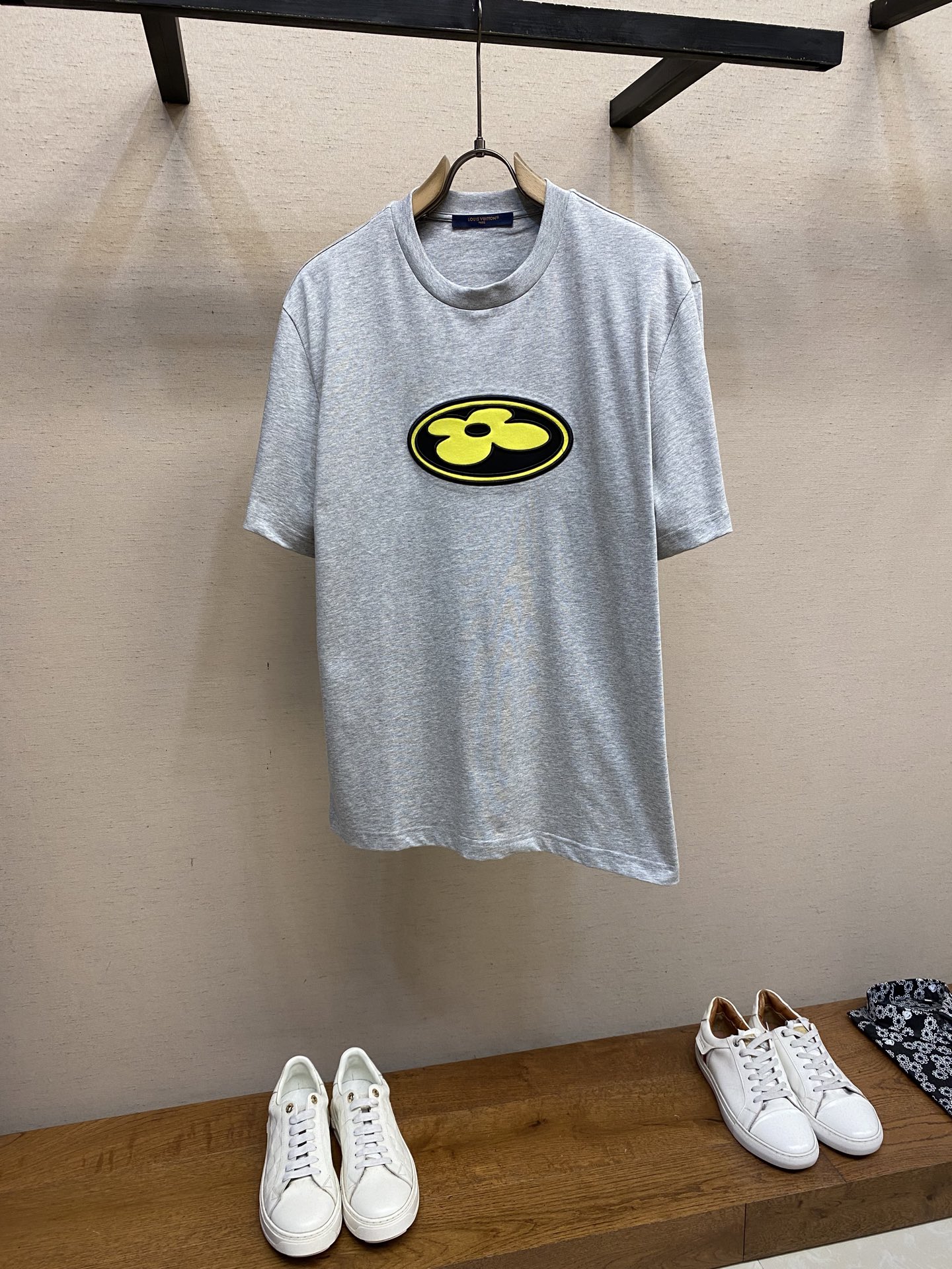 NO:489977,1V Louis × Nigo co-branded pattern embroidered T-shirt short-sleeved size S-XL, louis vuitton, T-shirt, tees, t-shirt, alexander wang198609091V路易×Nigo联名款图案刺绣T恤短袖 尺码S-XL,,louis vuitton,T-shirt,tees，t-shirt,alexander wang,Men's clothing