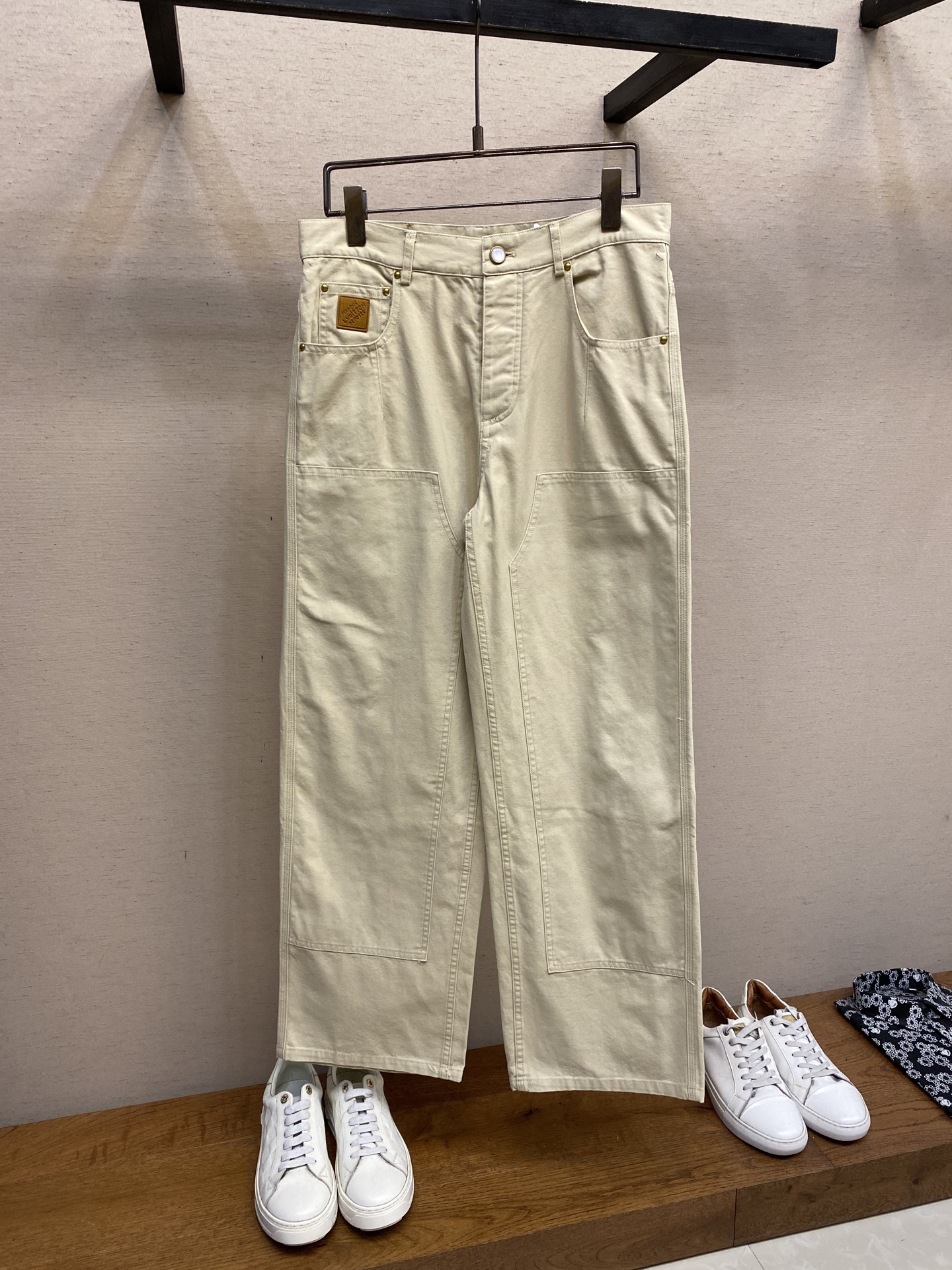 NO:489987,1V, 25SS straight side pocket denim work pants, genuine 12999 purchase, fixed dyed plain granular beaded wash cotton cloth, TR pocket cloth, laundry inside, hand-covered seams, customized 11 sequin buttons, customized 11 I-buckles, customized 11 rivets, customized 11 trademarks, loose version Size S-XL,,alexander wang198609091V、25SS直筒侧口袋牛仔工装裤,正品12999购入,定染平纹颗料珠纺洗水棉布,TR口袋布,成衣洗内,手边包缝,定制11亮片纽扣,定制11工字扣,定制11铆钉,定制11商标,宽松版型 尺码S-XL,,alexander wang,Men's clothing