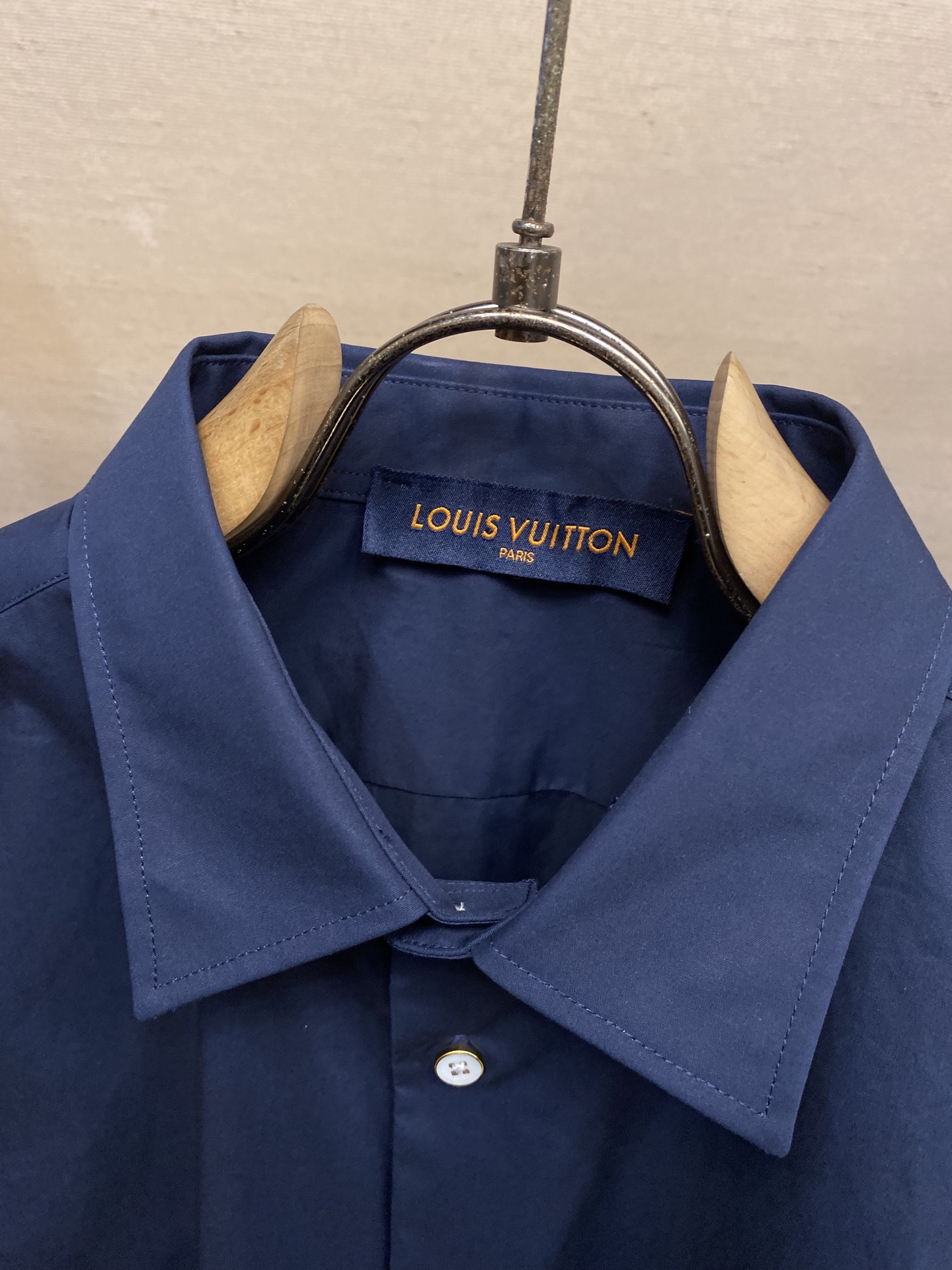 “Nigo Co-Signed Blue Long Sleeve Shirt: Pharrell Collaboration 2025 Collection Review” - 图片 3