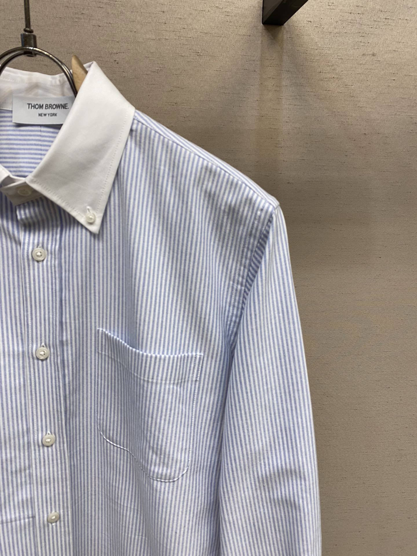 “Classic Striped TB Shirt: Timeless Design for Fashion-Loving Hipsters” - 图片 4