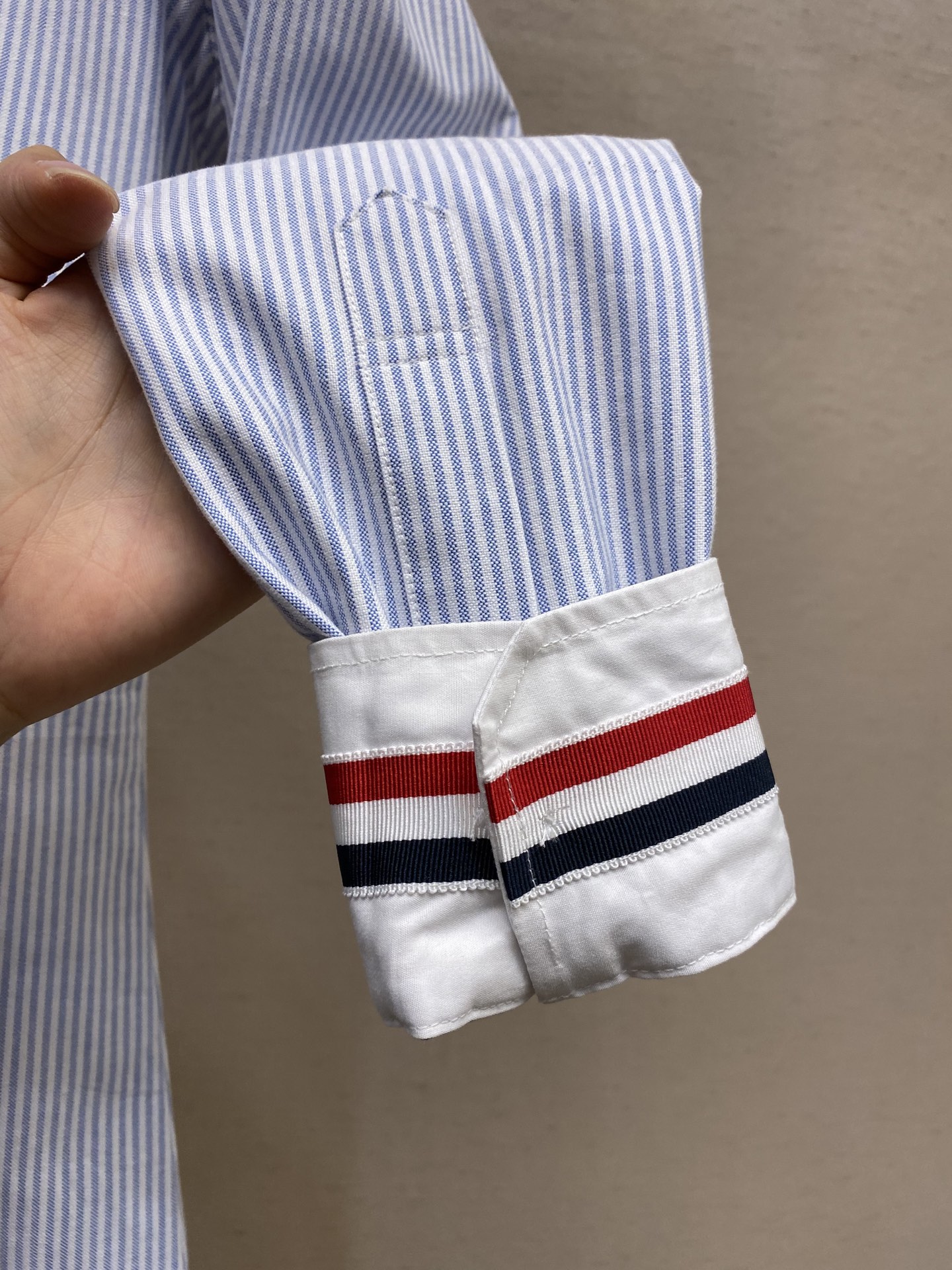 “Classic Striped TB Shirt: Timeless Design for Fashion-Loving Hipsters” - 图片 6