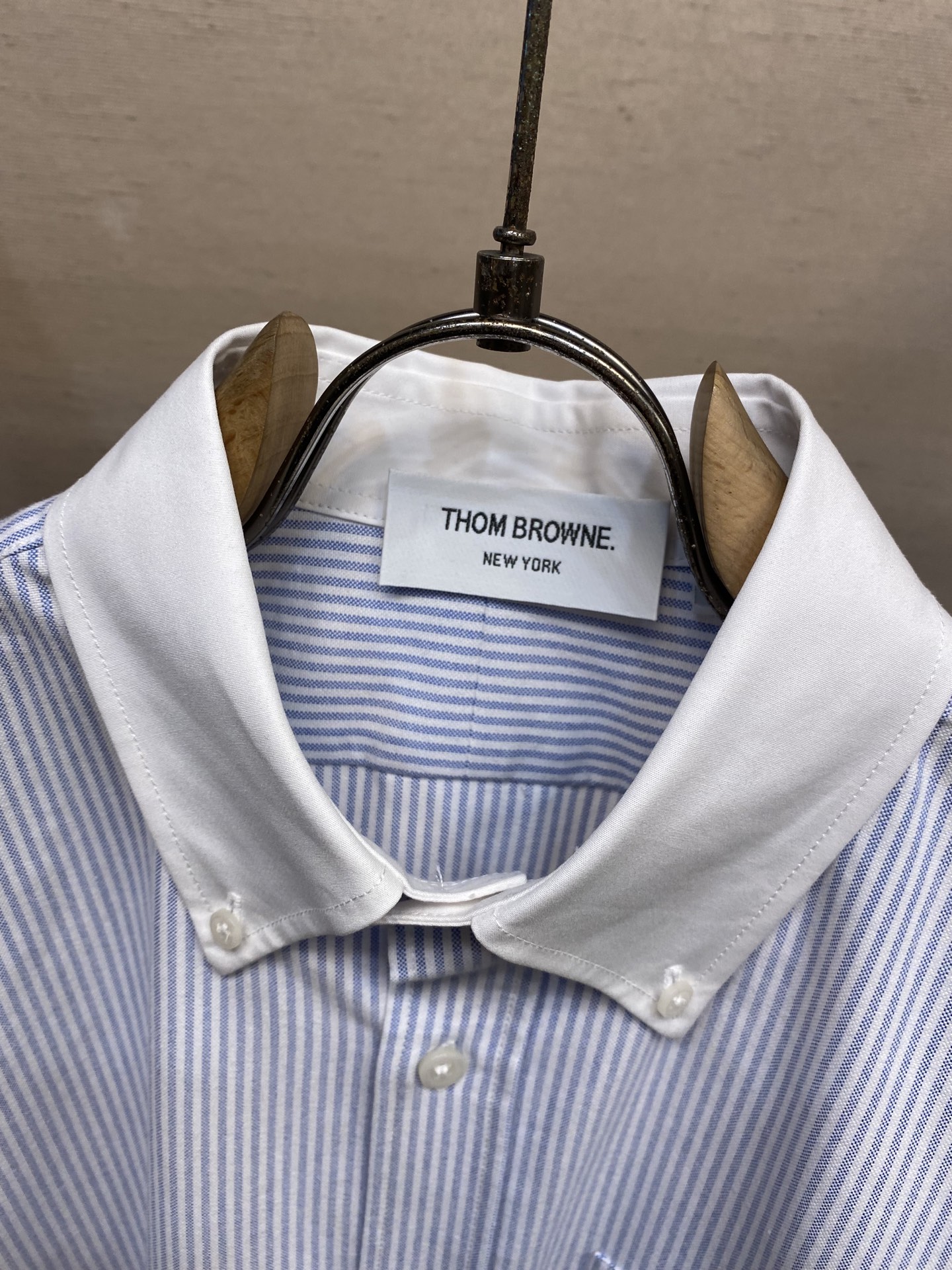 “Classic Striped TB Shirt: Timeless Design for Fashion-Loving Hipsters” - 图片 3