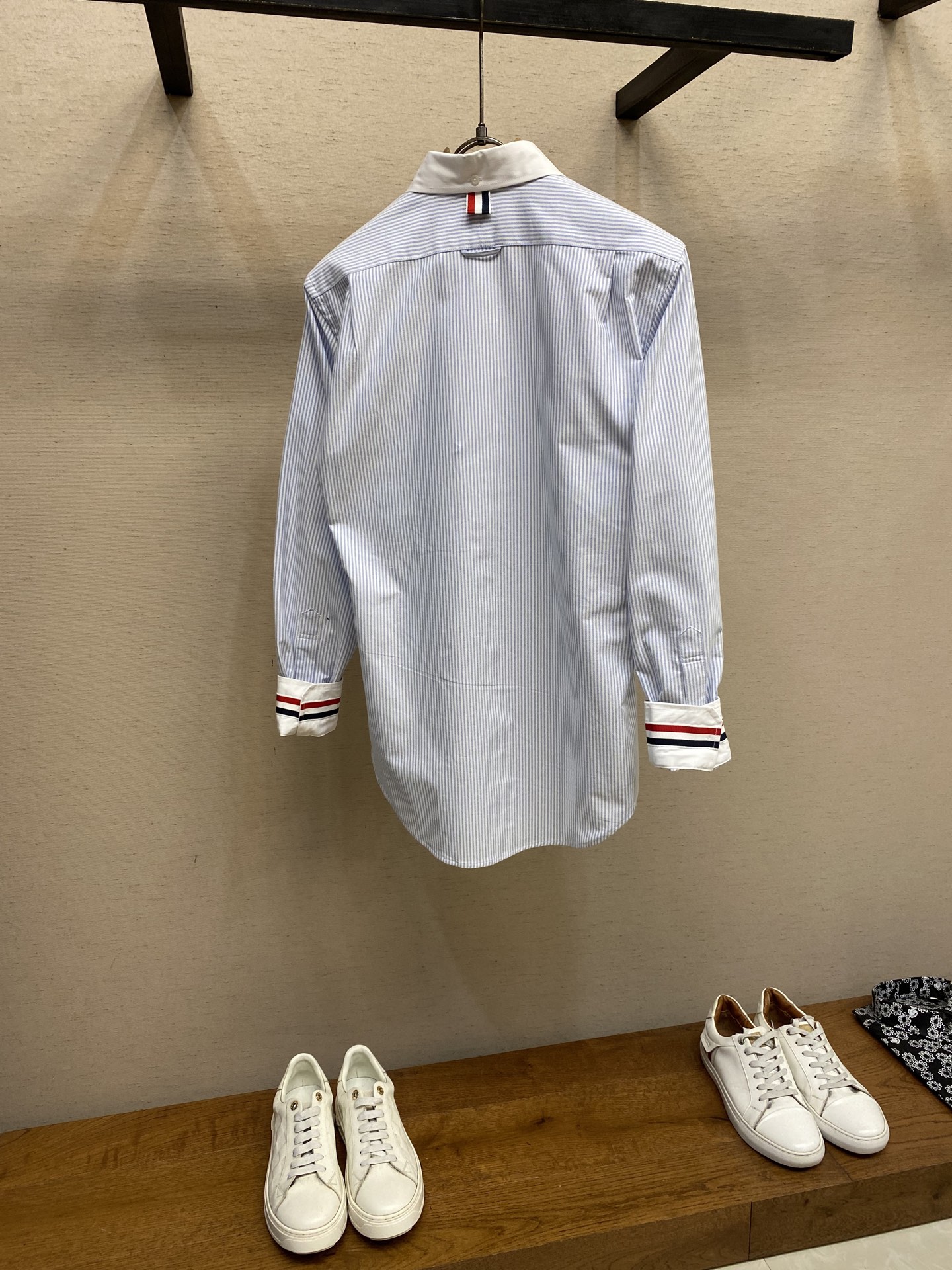 “Classic Striped TB Shirt: Timeless Design for Fashion-Loving Hipsters” - 图片 2