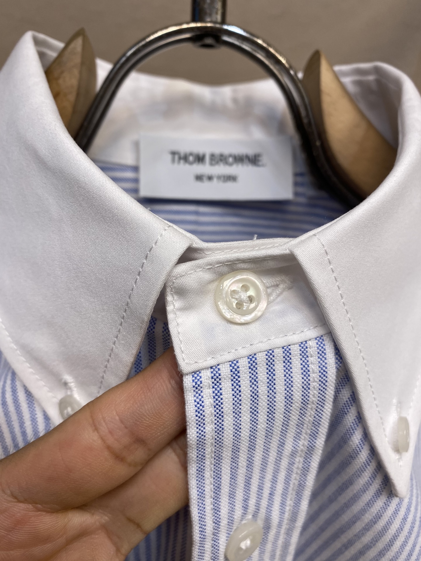 “Classic Striped TB Shirt: Timeless Design for Fashion-Loving Hipsters” - 图片 5