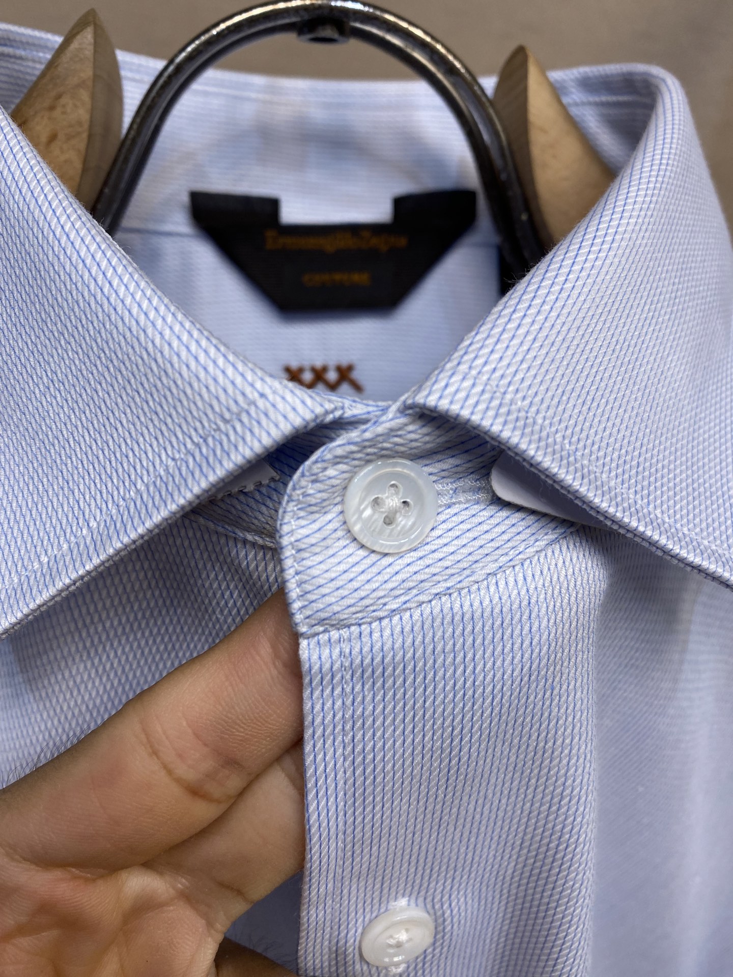 “Zegna TrofeoTM Series Men’s Long-Sleeve Shirt in Cotton-Silk Blend with Classic Design and Pearl Details” - 图片 6