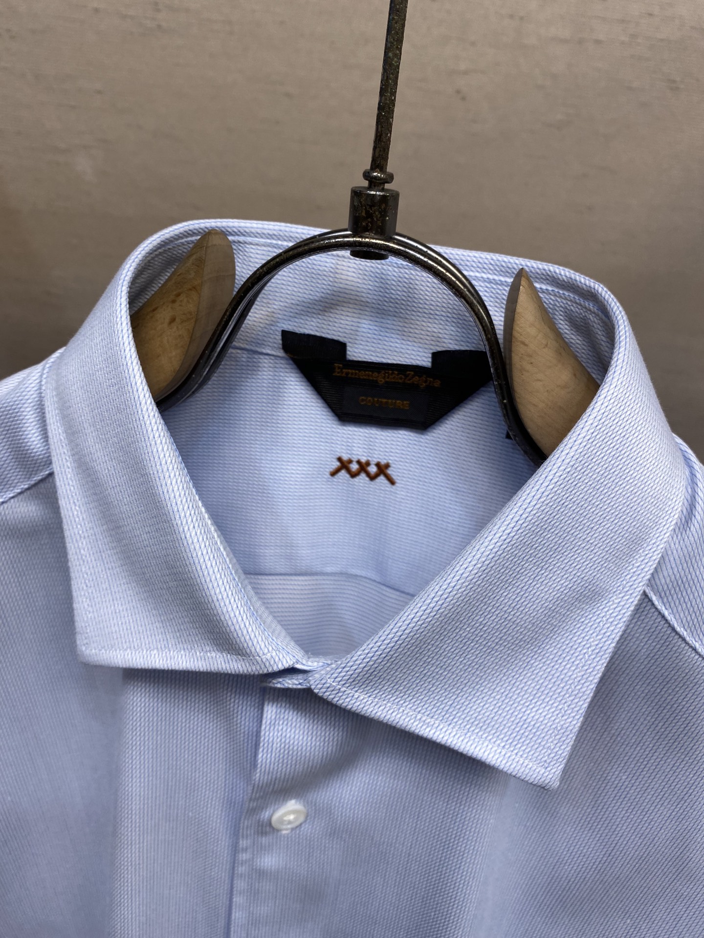 “Zegna TrofeoTM Series Men’s Long-Sleeve Shirt in Cotton-Silk Blend with Classic Design and Pearl Details” - 图片 4