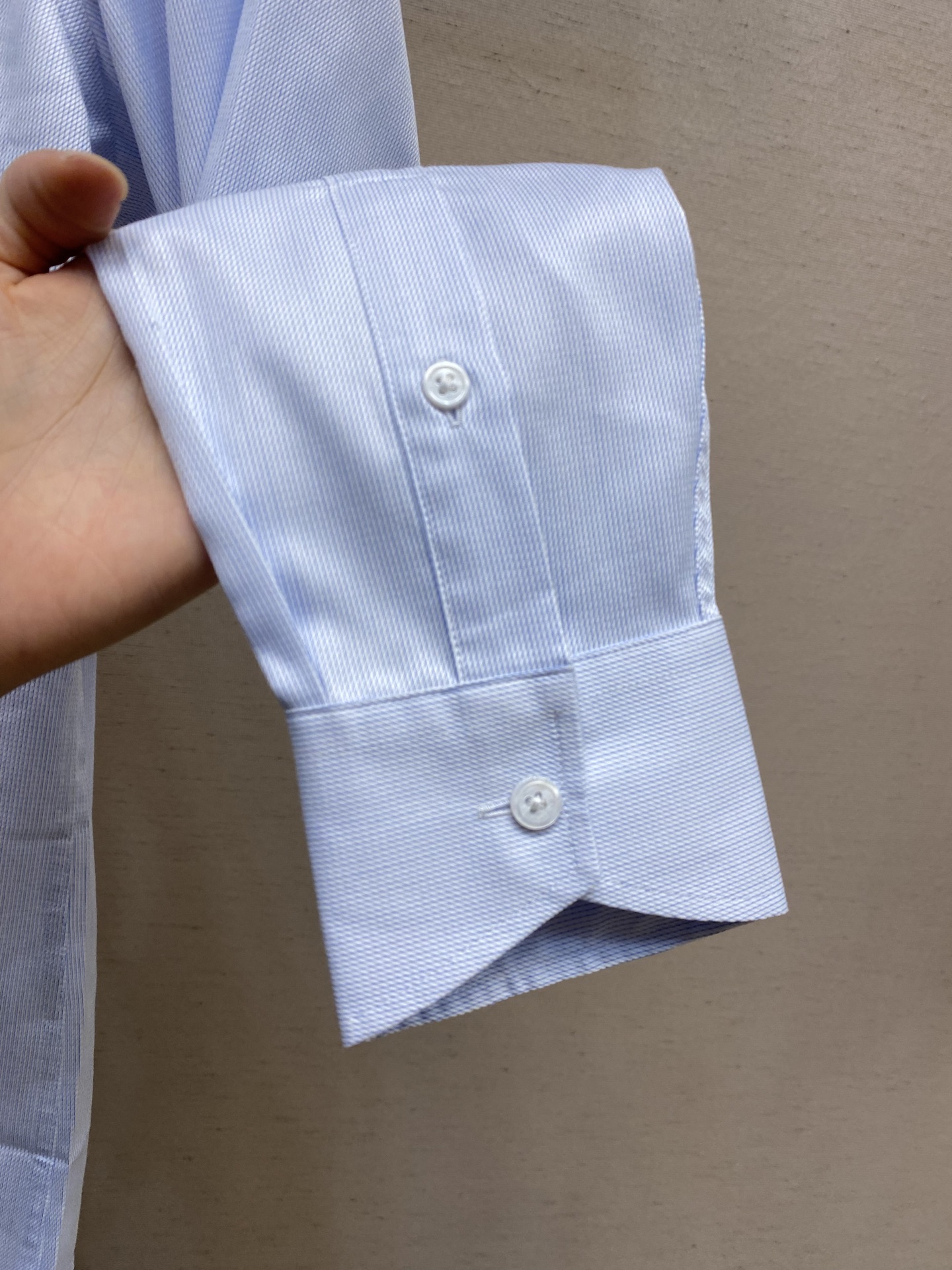 “Zegna TrofeoTM Series Men’s Long-Sleeve Shirt in Cotton-Silk Blend with Classic Design and Pearl Details” - 图片 7