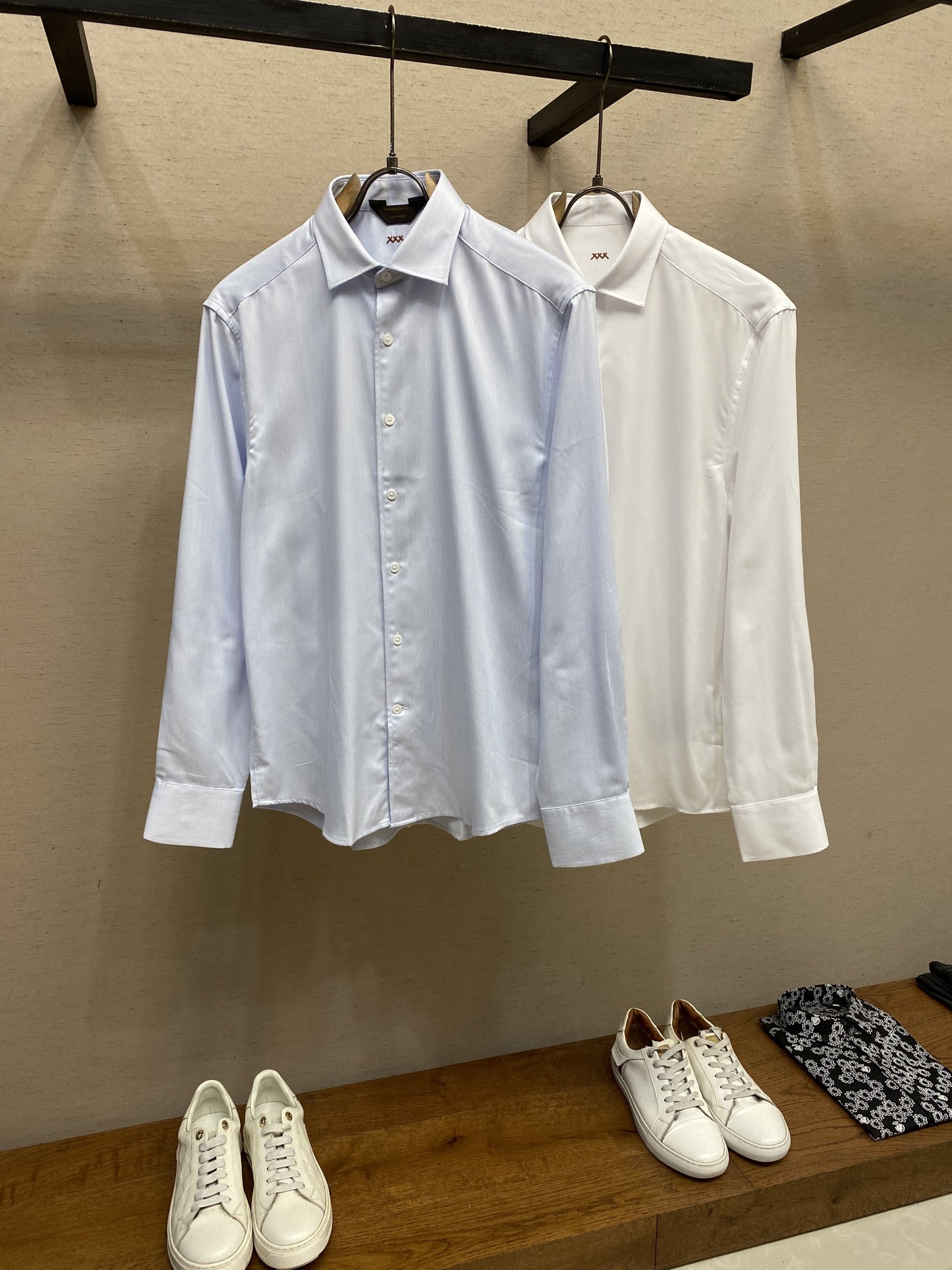 “Zegna TrofeoTM Series Men’s Long-Sleeve Shirt in Cotton-Silk Blend with Classic Design and Pearl Details” - 图片 3