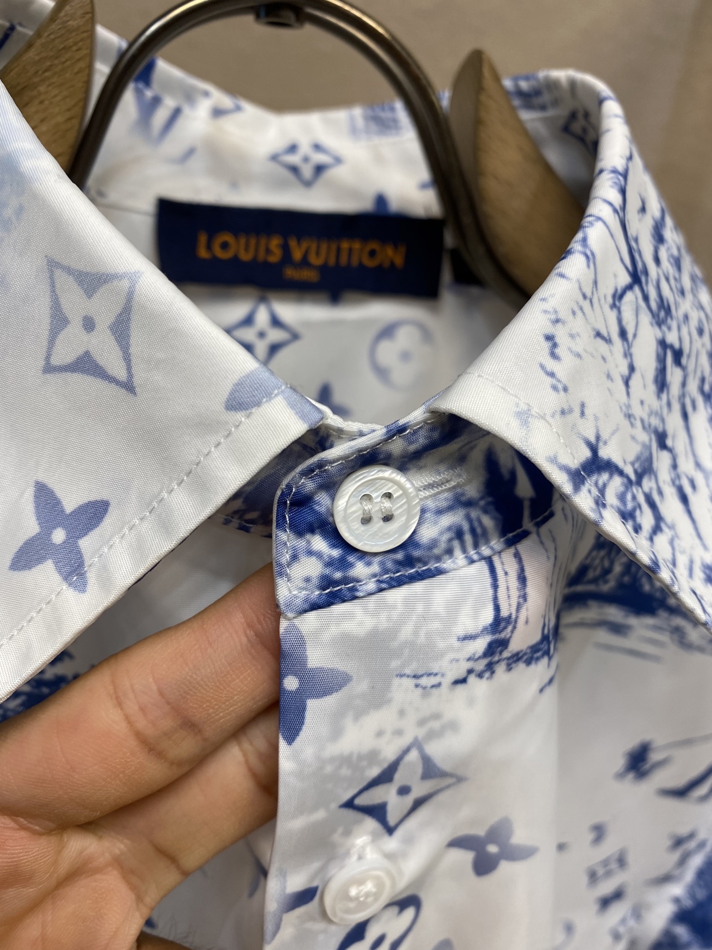“Monogram City Walker Blue Long-Sleeved Shirt: Natural Materials, Unique Design, and Sizing Guide” - 图片 5