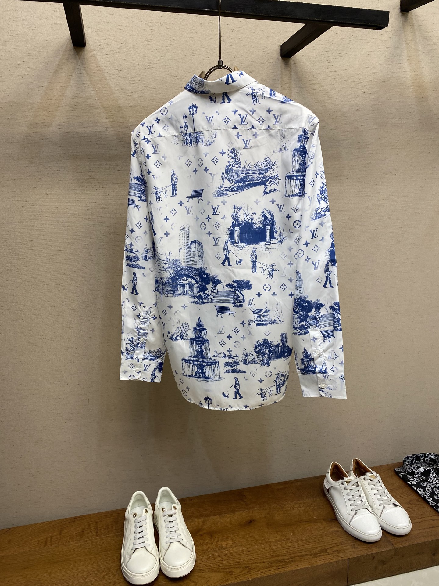 “Monogram City Walker Blue Long-Sleeved Shirt: Natural Materials, Unique Design, and Sizing Guide” - 图片 2