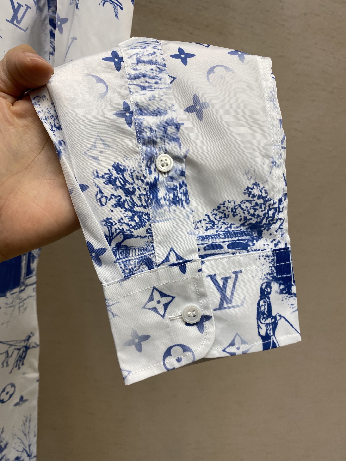 “Monogram City Walker Blue Long-Sleeved Shirt: Natural Materials, Unique Design, and Sizing Guide” - 图片 6