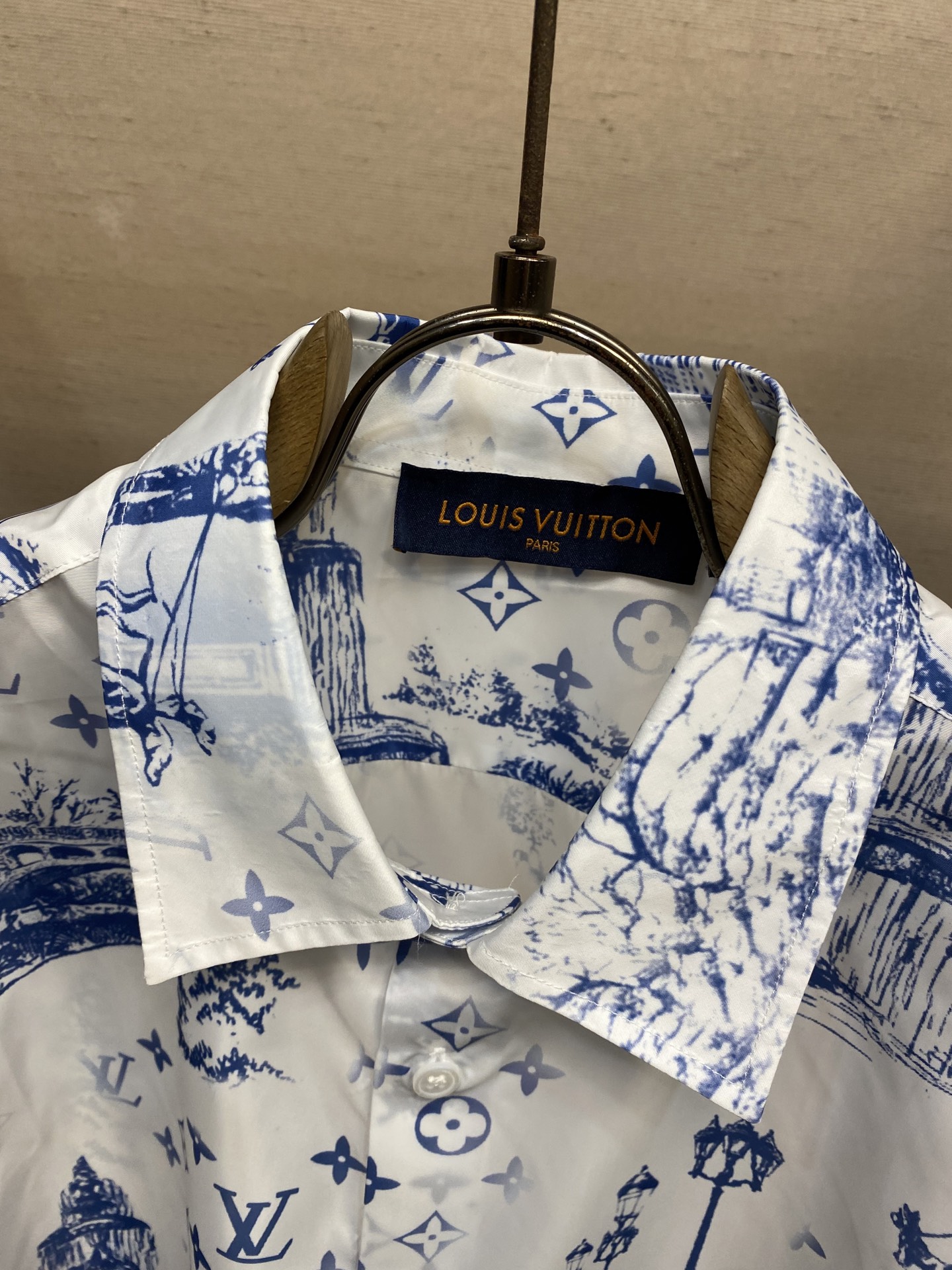 “Monogram City Walker Blue Long-Sleeved Shirt: Natural Materials, Unique Design, and Sizing Guide” - 图片 3