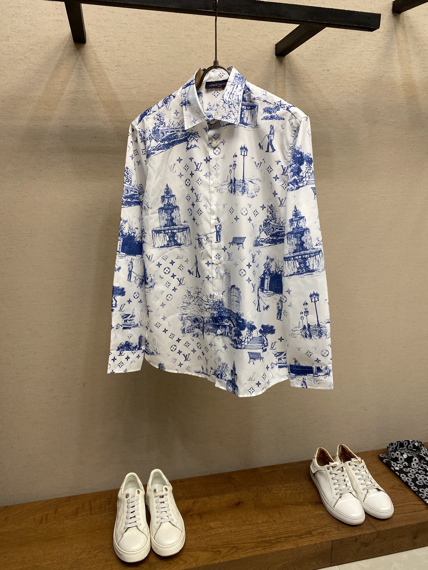 “Monogram City Walker Blue Long-Sleeved Shirt: Natural Materials, Unique Design, and Sizing Guide” - 图片 1