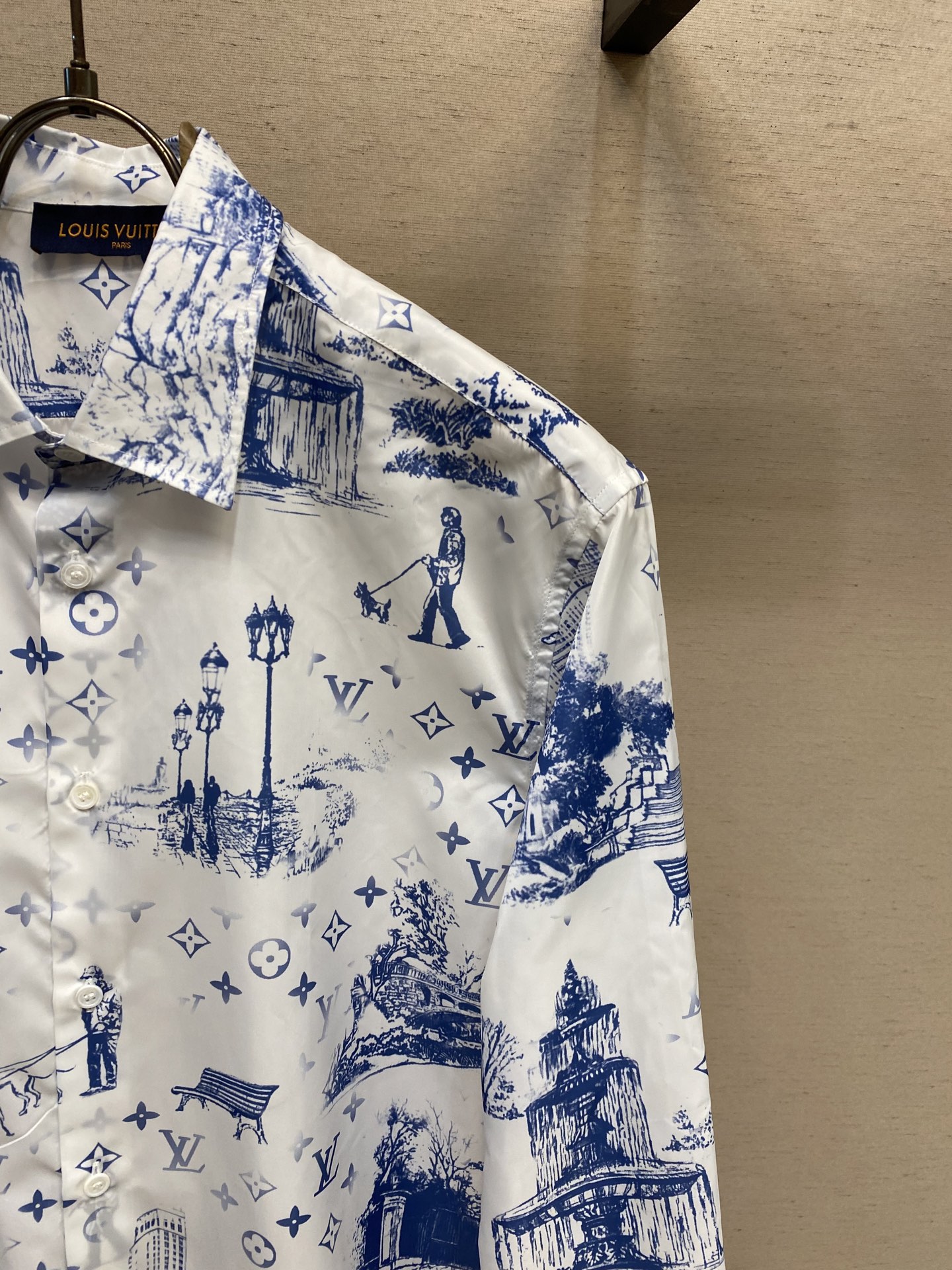 “Monogram City Walker Blue Long-Sleeved Shirt: Natural Materials, Unique Design, and Sizing Guide” - 图片 4