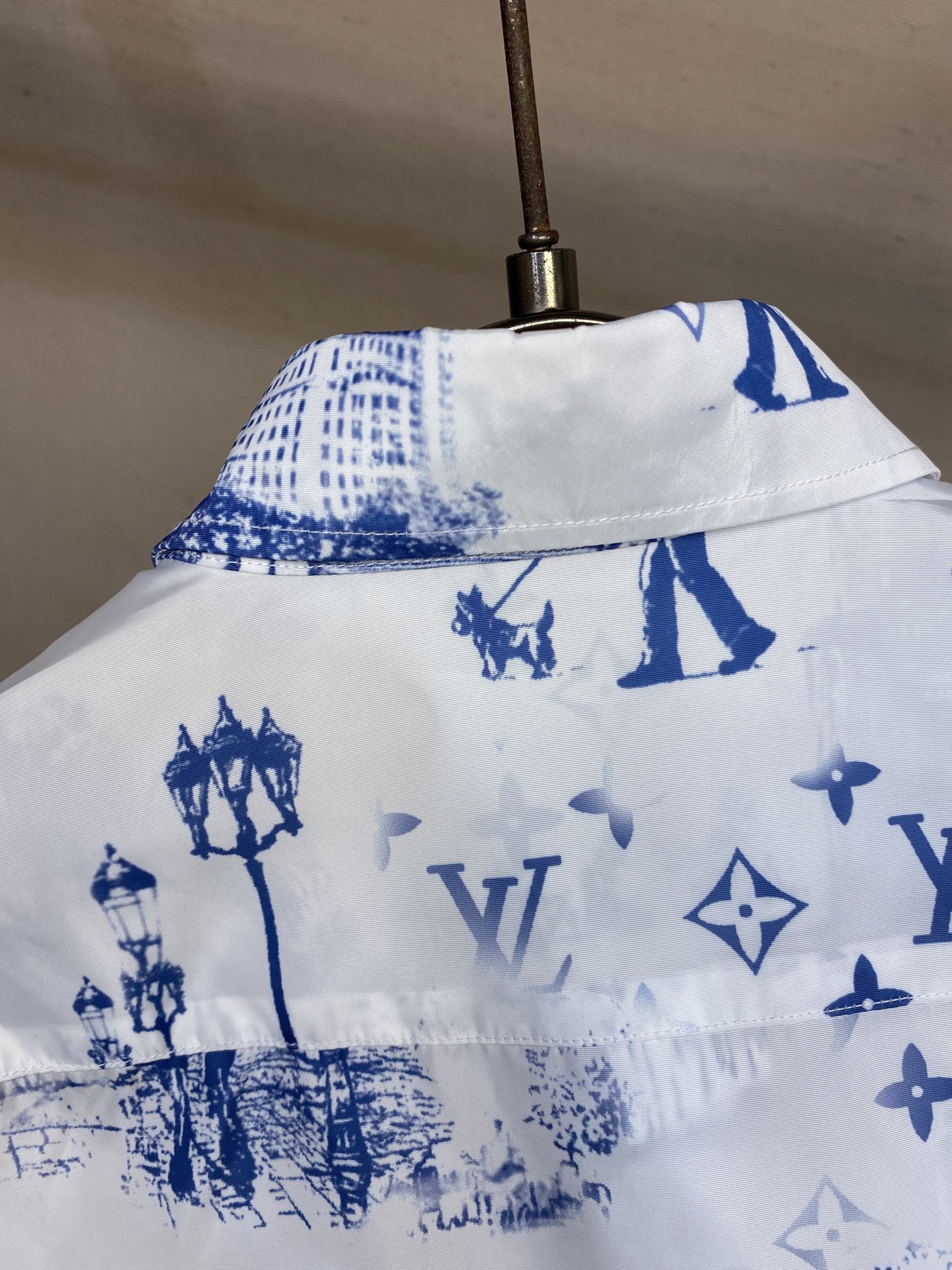 “Monogram City Walker Blue Long-Sleeved Shirt: Natural Materials, Unique Design, and Sizing Guide” - 图片 9