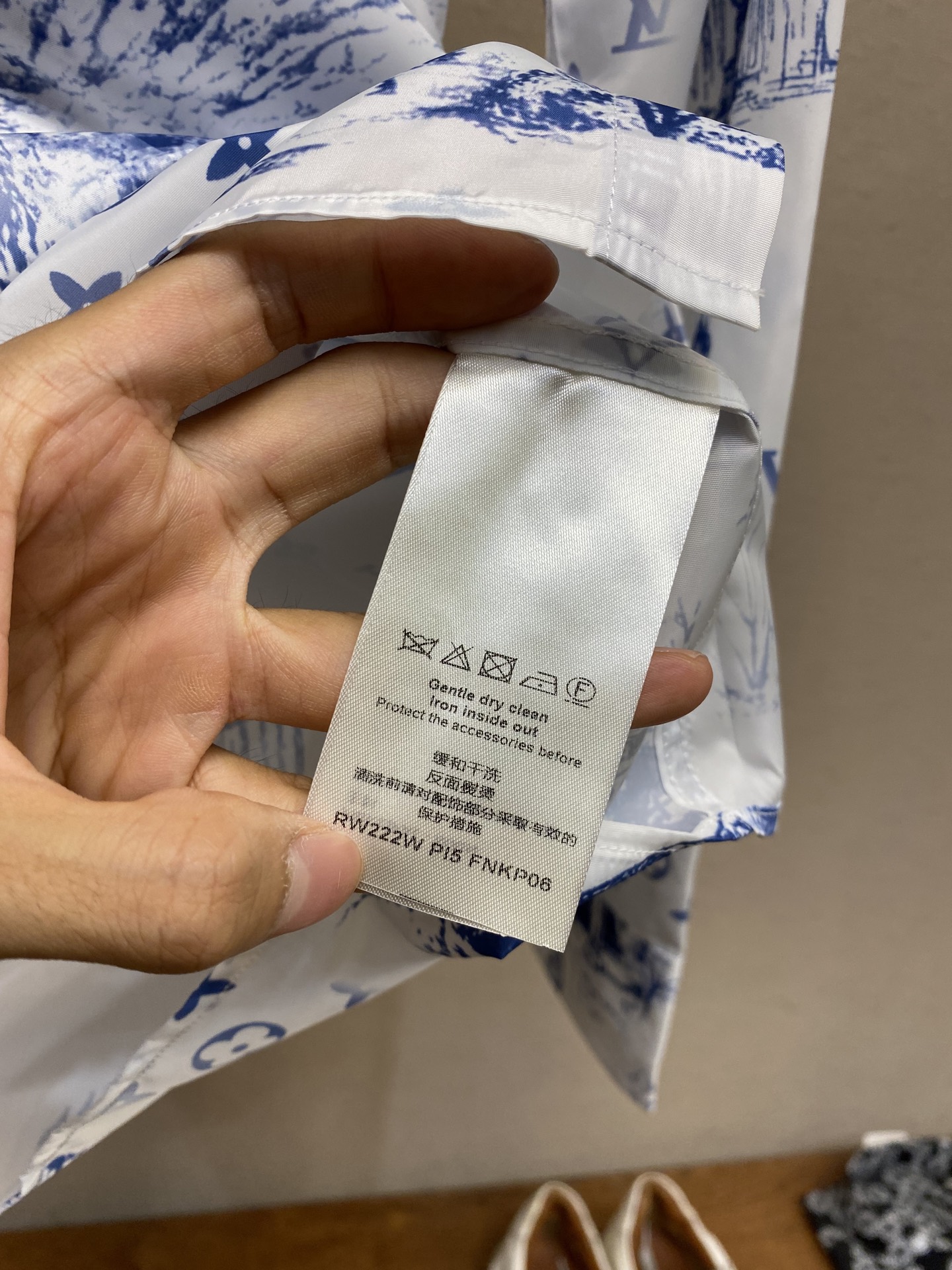 “Monogram City Walker Blue Long-Sleeved Shirt: Natural Materials, Unique Design, and Sizing Guide” - 图片 8