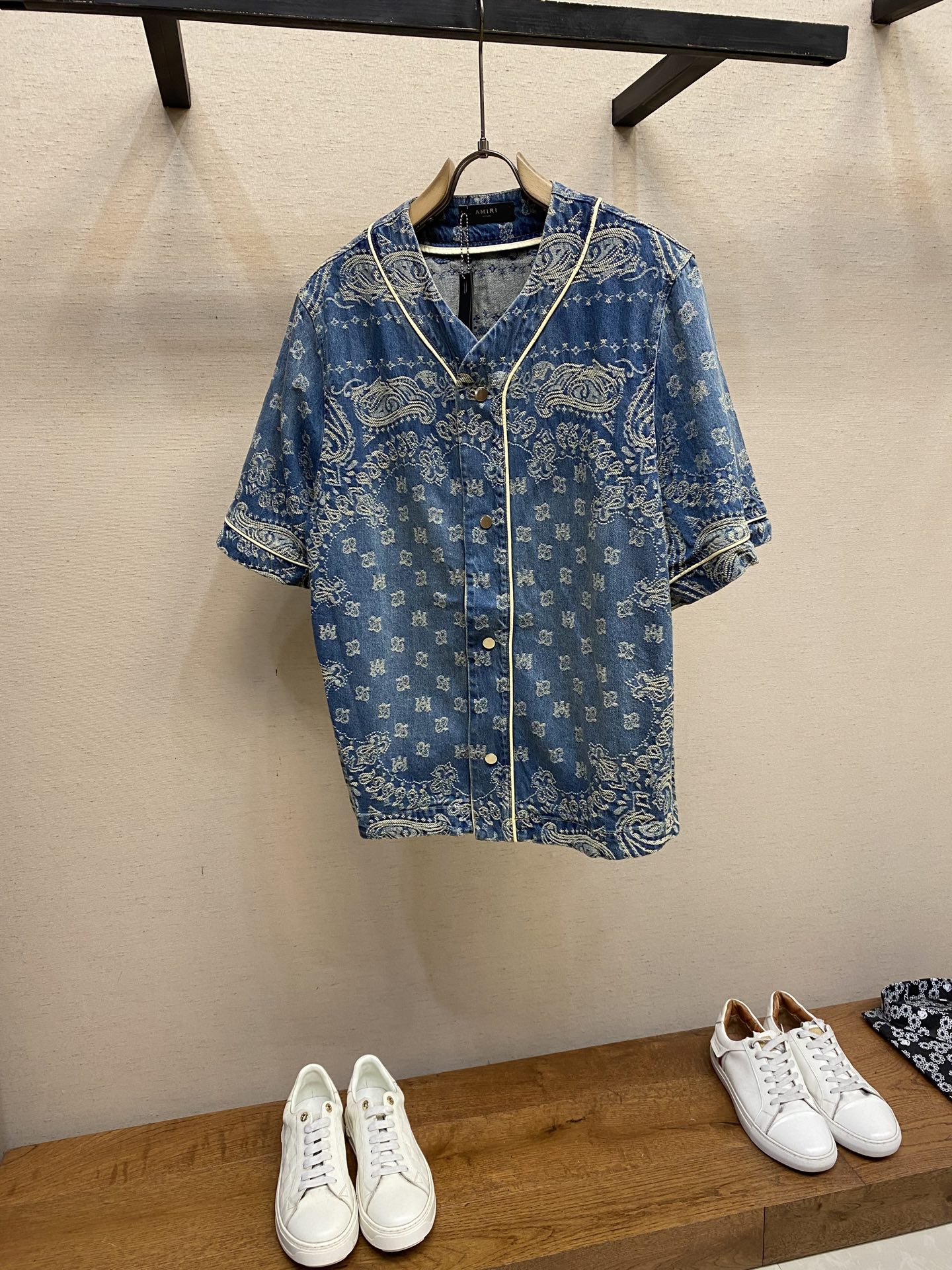 NO:490050,Amiri new style Wang Yibo's same style denim jacquard shirt. The bloggers of major outfits are on the same body. The rhythm of the entire network is popular. The fabric starts at 3,000 meters. The positioning and cutting design of each piece of clothing. The loss is huge. The hardware four-fold button open mold customization is another must-have item for everyone. Size S, M, L,, amiri, alexander wang19860909Amiri 新款 王一博同款牛仔提花衬衣 各大穿搭博主同时上身 火爆全网的节奏 面料3000米起订 每件衣服定位裁剪设计 损耗极大 五金四合扣开模定制 又是人手一件必备单品 尺码S,M,L,,amiri,alexander wang,Men's clothing