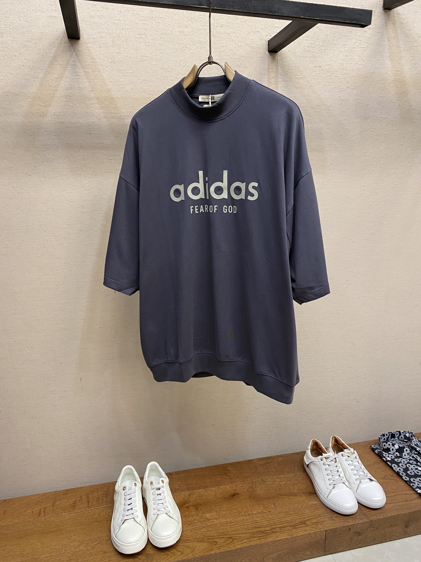 NO:489983,Fear of God x Adidas FW23 Co-branded Casual Sports Short-sleeved T-shirts A Japanese brand that is loved by high street fashionists. It has a consistent low-key and tasteful style, adheres to mature design and tailoring, and uses the best fabrics to create the coolest trendy outfits on the street!  Size S, M, L, adidas, T-shirt, tees, t-shirt, alexander wang19860909Fear of God x Adidas FW23联名 休闲运动短袖T恤 深受高街潮流人士爱戴的日系品牌,风格一贯的低调有品味,坚持理念成熟的设计与剪裁,运用最顶级的面料打造街头最酷炫的潮流穿搭！ 尺码S,M,L,,adidas,T-shirt,tees，t-shirt,alexander wang,Men's clothing