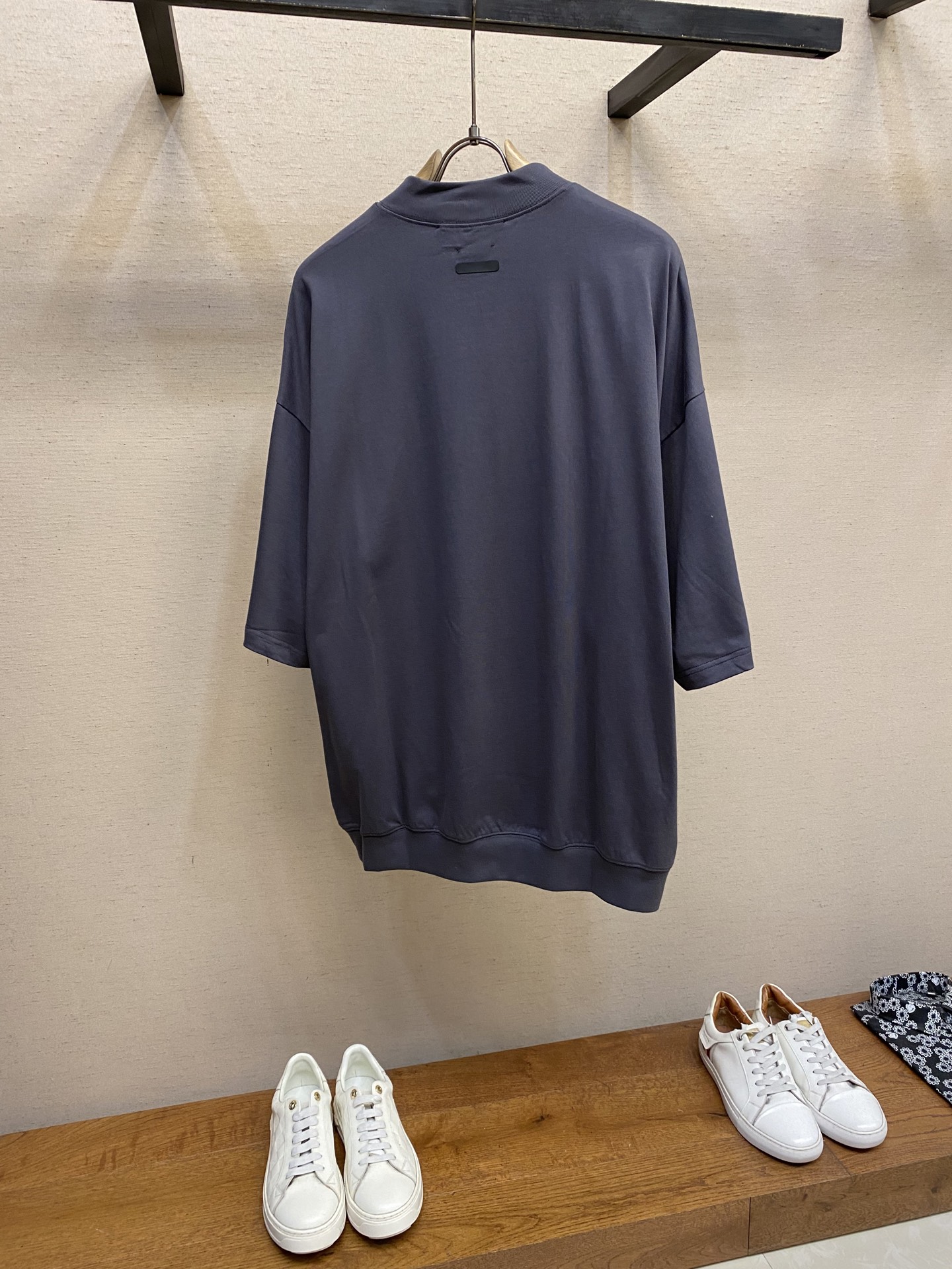 “Fear of God x Adidas FW23: Japanese Streetwear with High-End Style and Quality Fabric in S, M, L Sizes” - 图片 2