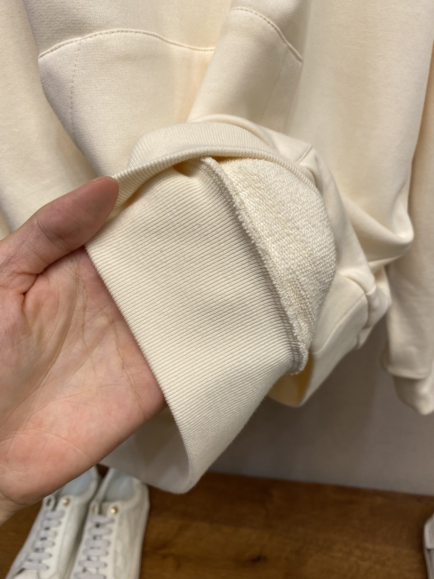 “2025FW Family Collection: Long-Sleeved Knitwear and Louis Vuitton Flower Case” - 图片 8