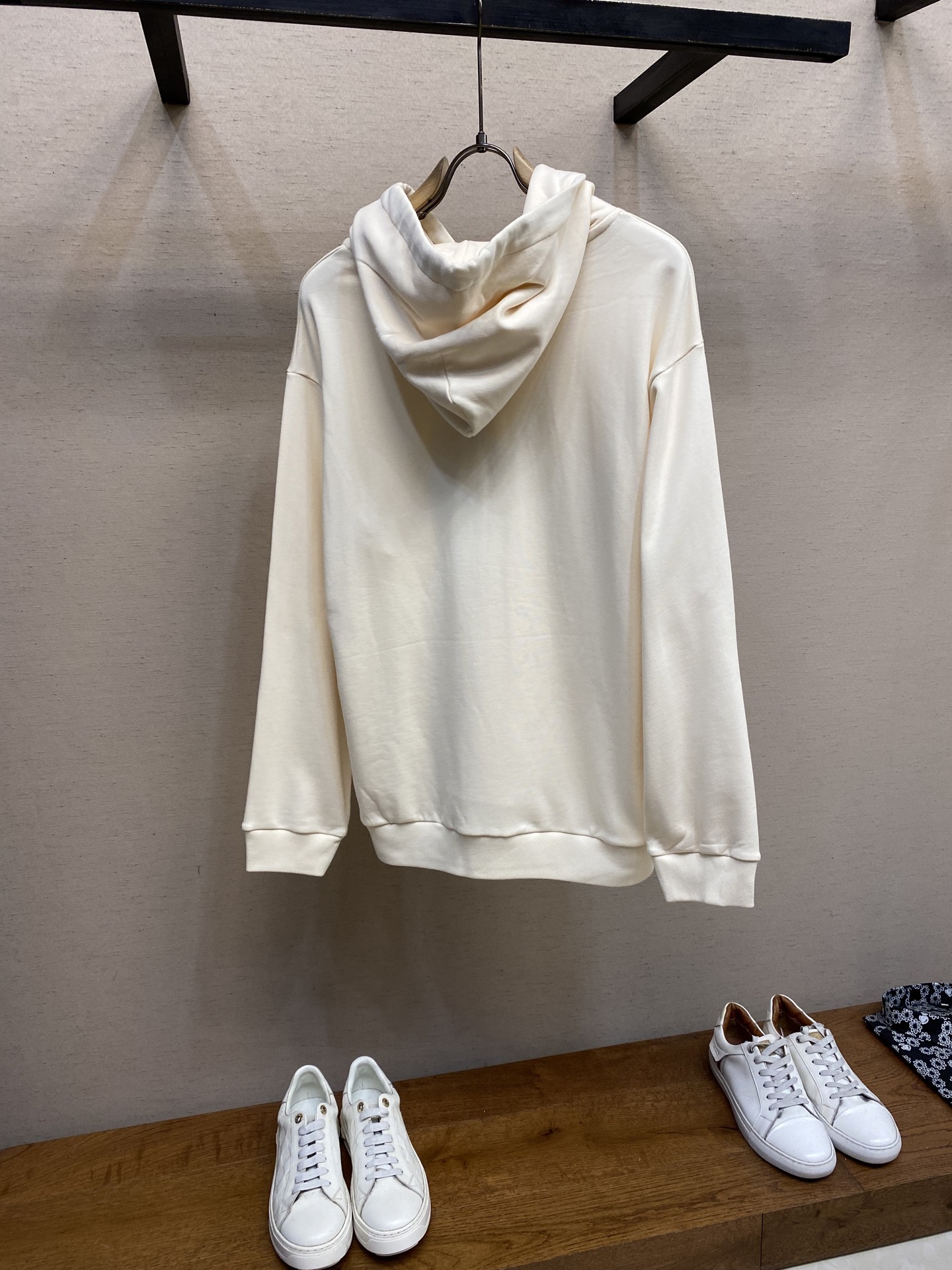 “2025FW Family Collection: Long-Sleeved Knitwear and Louis Vuitton Flower Case” - 图片 2