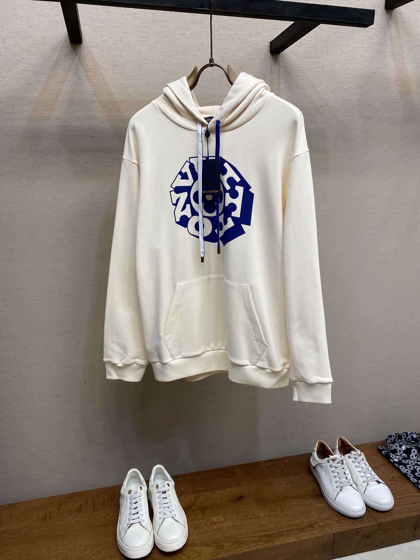 NO:495446,1V [Replica] Lu*jia FW Early Autumn Series This hooded long-sleeved sweatshirt is made of pure cotton knitting to make summer light choices, and then it is bright and bright. Vuitton Flower pattern announces the autumn and winter show style, which can inject brand atmosphere into all kinds of shapes. The hood drawstring with old metal ends cleverly echoes the printing tone. It is recommended to dry cleaning or reverse wrap laundry bags quickly machine-wash with cold water!  Size S-XL, hoodie, sweatshirts,hats,alexander wang198609091V【复刻】路*家 FW早秋系列本款连帽长袖卫衣以素净棉质针织成就夏日轻盈之选,再借明快 Vuitton Flower 图案宣告 秋冬秀场风尚,可为各式造型注入品牌气息.配有做旧金属端头的兜帽抽绳巧妙呼应印花色调. 涉及五金配件建议干洗或反面包裹洗衣袋冷水快速机洗！ 尺码S-XL,,hoodie,sweatshirts,hats,alexander wang,Men's clothing