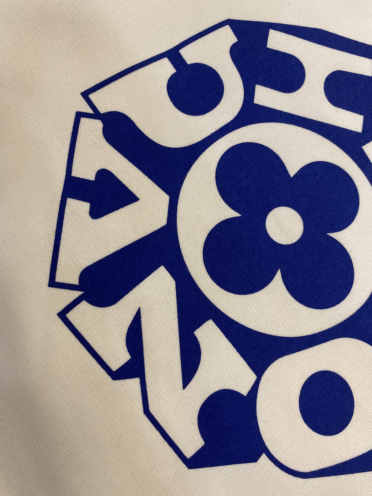 “2025FW Family Collection: Long-Sleeved Knitwear and Louis Vuitton Flower Case” - 图片 6