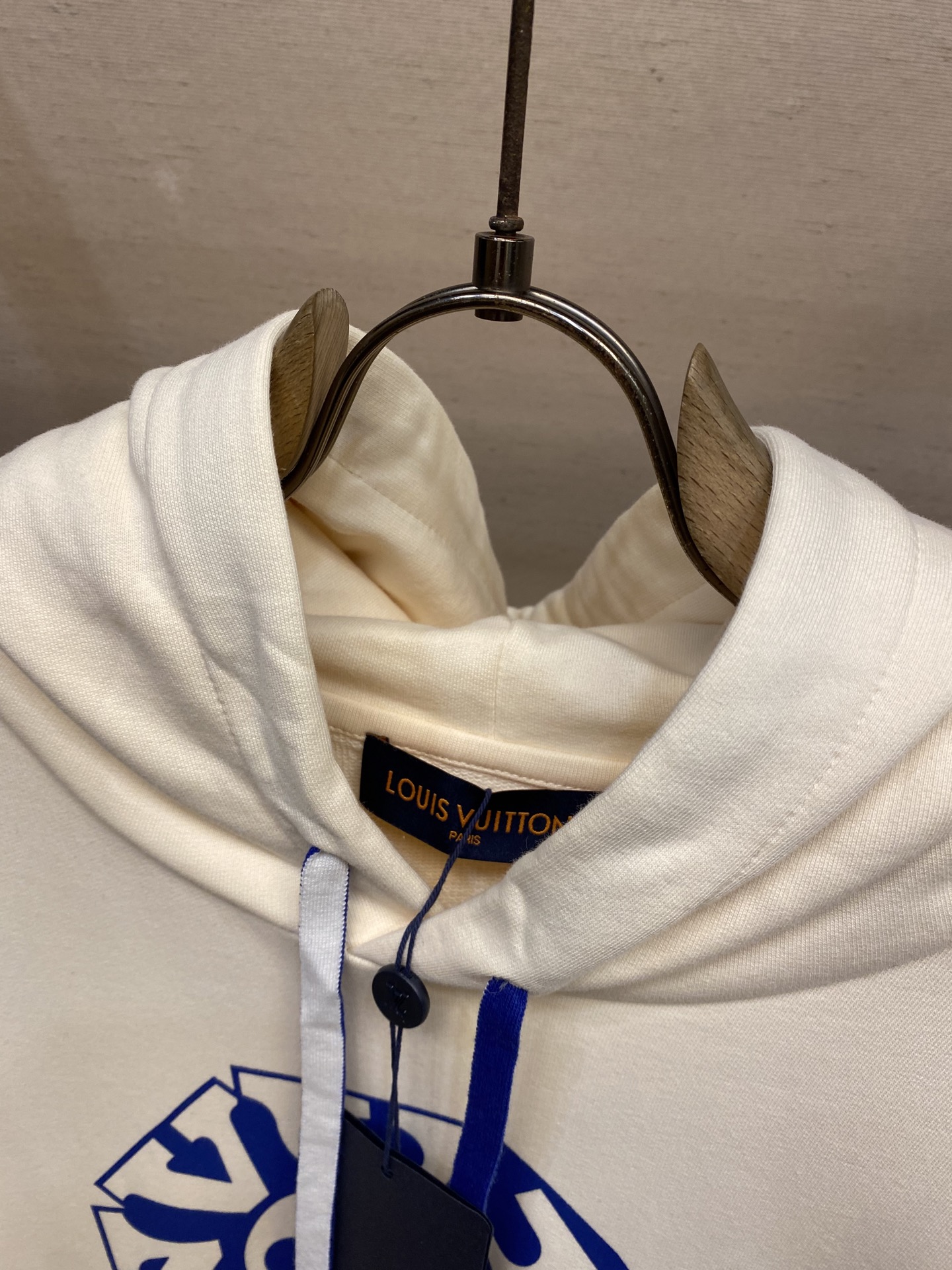 “2025FW Family Collection: Long-Sleeved Knitwear and Louis Vuitton Flower Case” - 图片 3