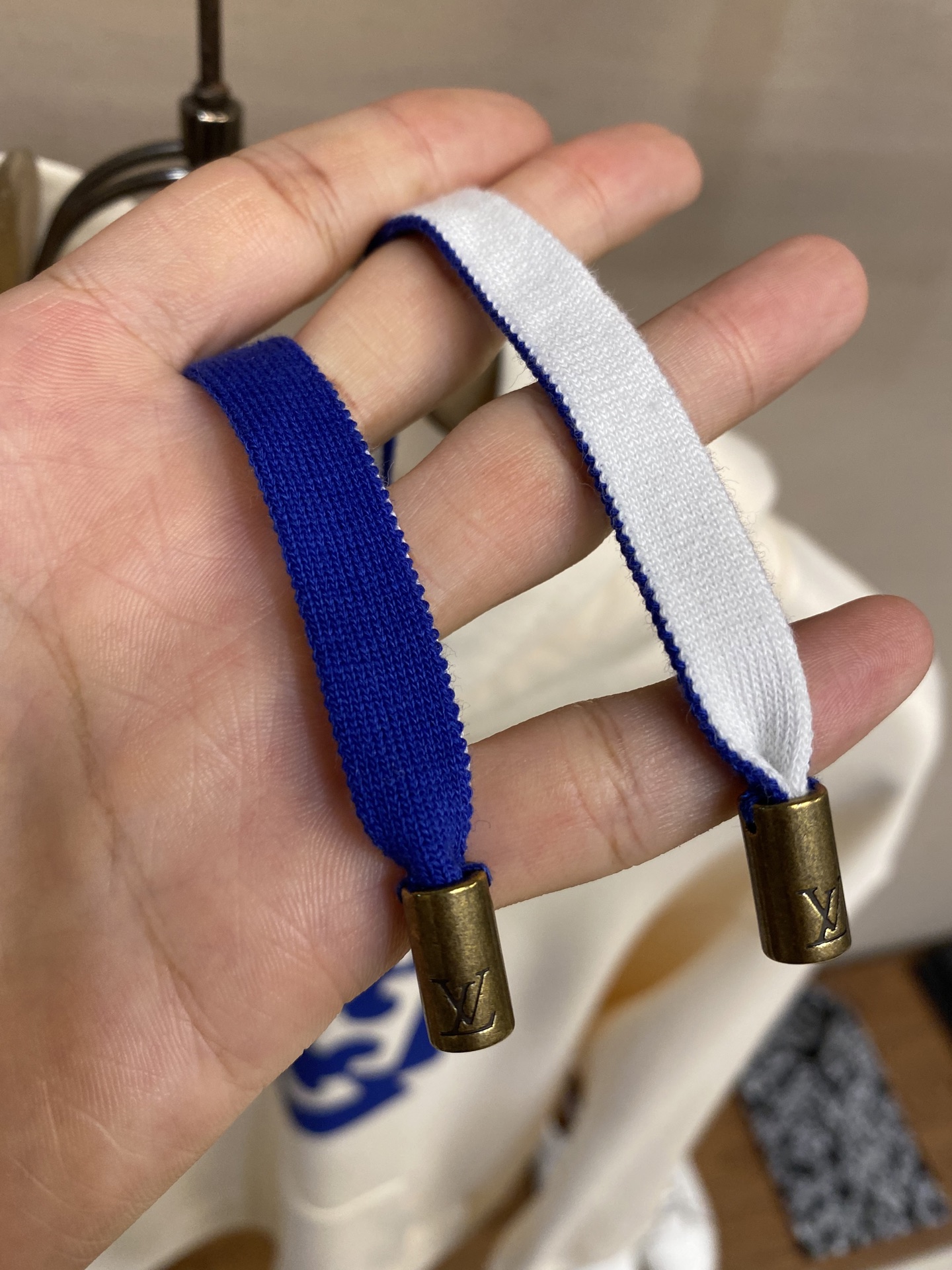 “2025FW Family Collection: Long-Sleeved Knitwear and Louis Vuitton Flower Case” - 图片 5