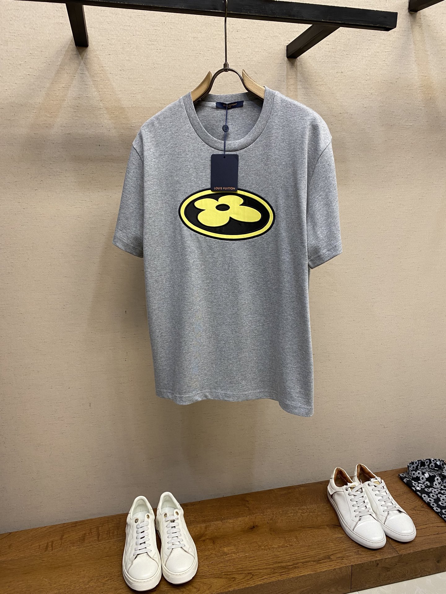 NO:495439,1V [Replica] Louis FW Early Autumn Series T-shirt is made of soft cotton, which illuminates daily style with the style elements of the autumn and winter show. The front 1V Flower silk satin patch is incorporated into bold brushstrokes, echoing the Vuitton embroidered logo on the back. It is recommended to dry cleaning or reverse wrap laundry bags with cold water and machine washing!  Size S-XL, louis vuitton,alexander wang198609091V【复刻】路易家 FW早秋系列本款 T 恤取材柔软棉布,以 秋冬秀场的风尚元素点亮日常造型.正面 1V Flower 丝缎贴饰融入大胆笔触,与后部 Vuitton 刺绣标识遥相呼应. 建议干洗或反面包裹洗衣袋冷水快速机洗！ 尺码S-XL,,louis vuitton,alexander wang,Men's clothing