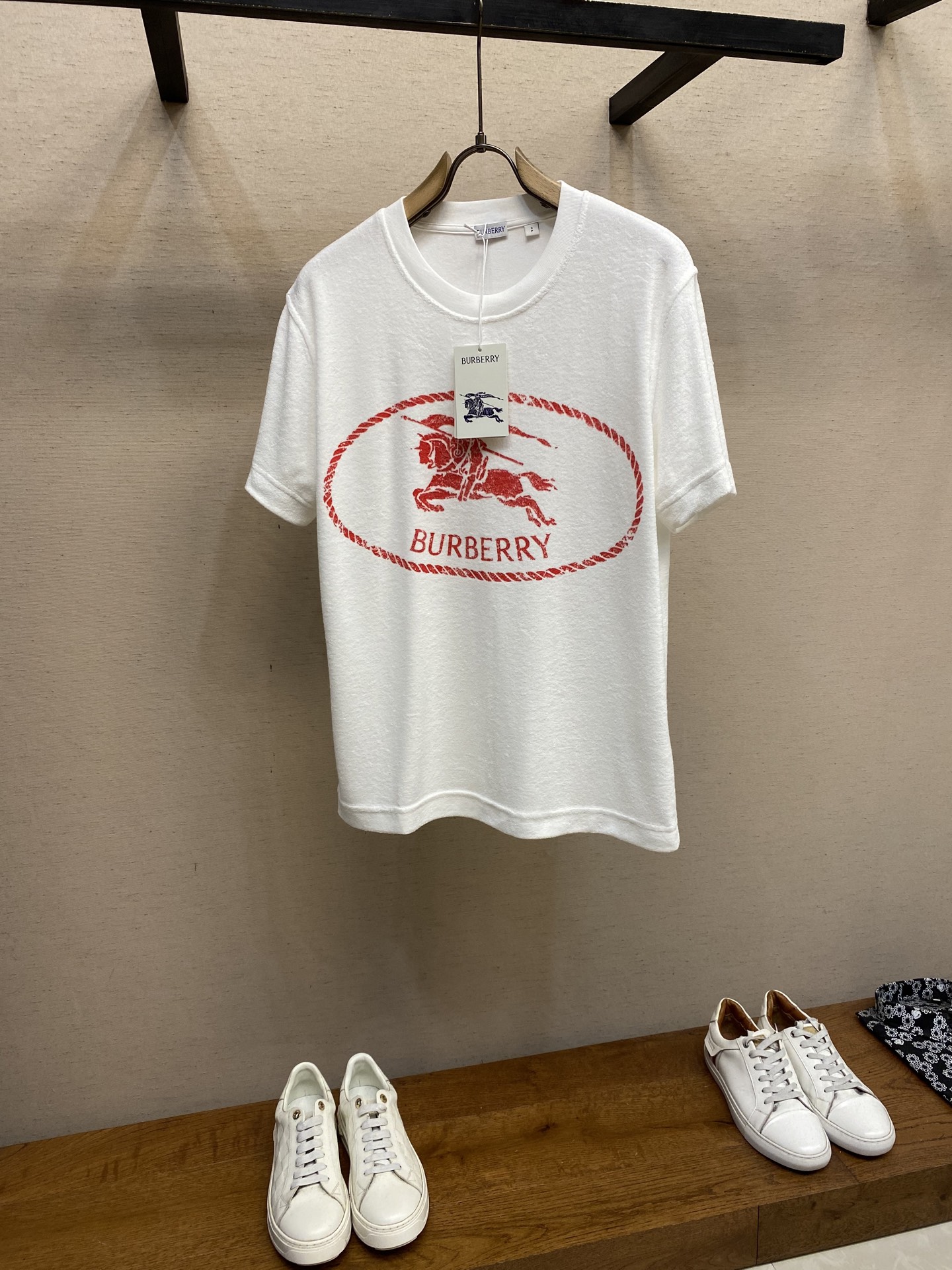 NO:495431,BBR [Replica] Bo*li FW Early Autumn Series Equestrian Knight Logo Blended Towel Cotton T-shirt is made of cotton blended terry cloth to present a casual style. Embellish the retro knight seal stamp, originating from the classic pattern of the 1980s brand bag. The washing method is recommended to wrap the back on the laundry bag cold water quickly machine washing or dry cleaning!  Avoid soaking in warm water/hand rubbing. Size S-XL, alexander wang19860909BBR【复刻】博*利FW早秋系列马术骑士徽标混纺毛巾棉T 恤衫 选用棉质混纺毛巾布打造,呈现休闲版型.点缀复古感骑士印章印花,源自 1980 年代品牌包款的典藏图案. 洗涤方式建议反面包裹洗衣袋冷水快速机洗或干洗！忌温热水浸泡/手搓 尺码S-XL,,alexander wang,Men's clothing