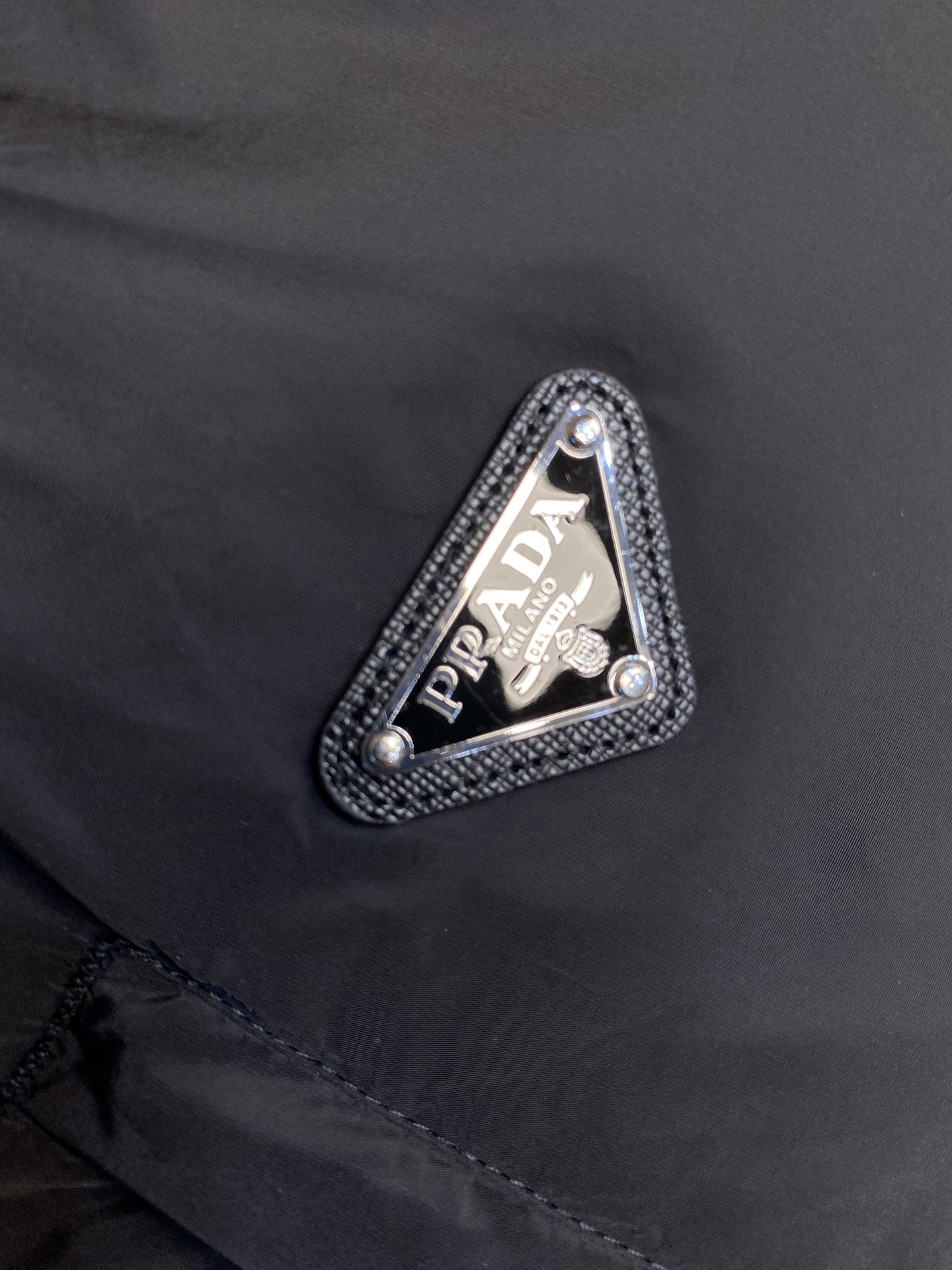 Title: Prada Regenerative Nylon Double Jacket Summary Summary: Prada’s regenerative nylon double jacket offers traditional nylon properties with high durability, lightness, waterproofing, and easy maintenance. - 图片 6