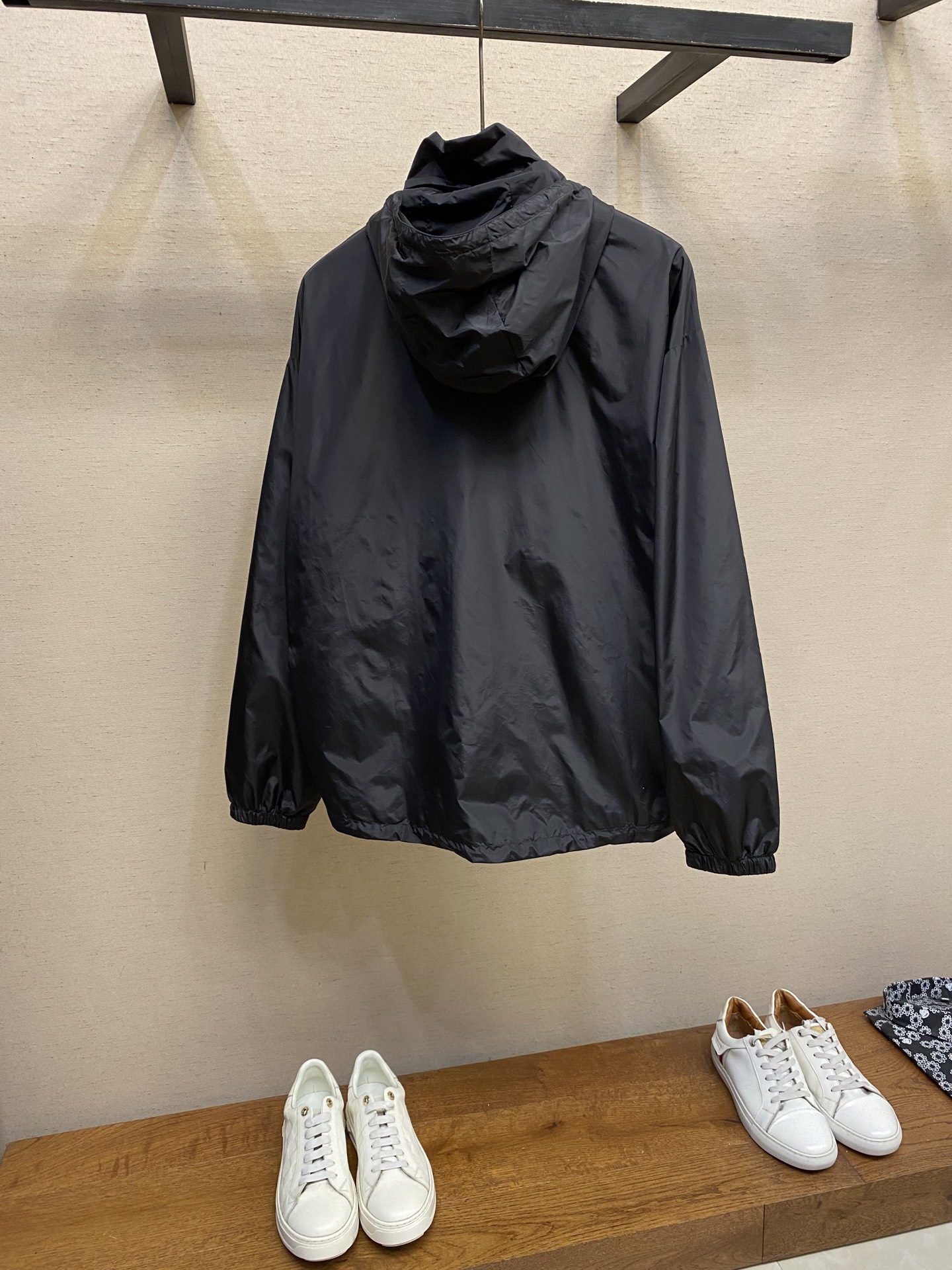 Title: Prada Regenerative Nylon Double Jacket Summary Summary: Prada’s regenerative nylon double jacket offers traditional nylon properties with high durability, lightness, waterproofing, and easy maintenance. - 图片 3