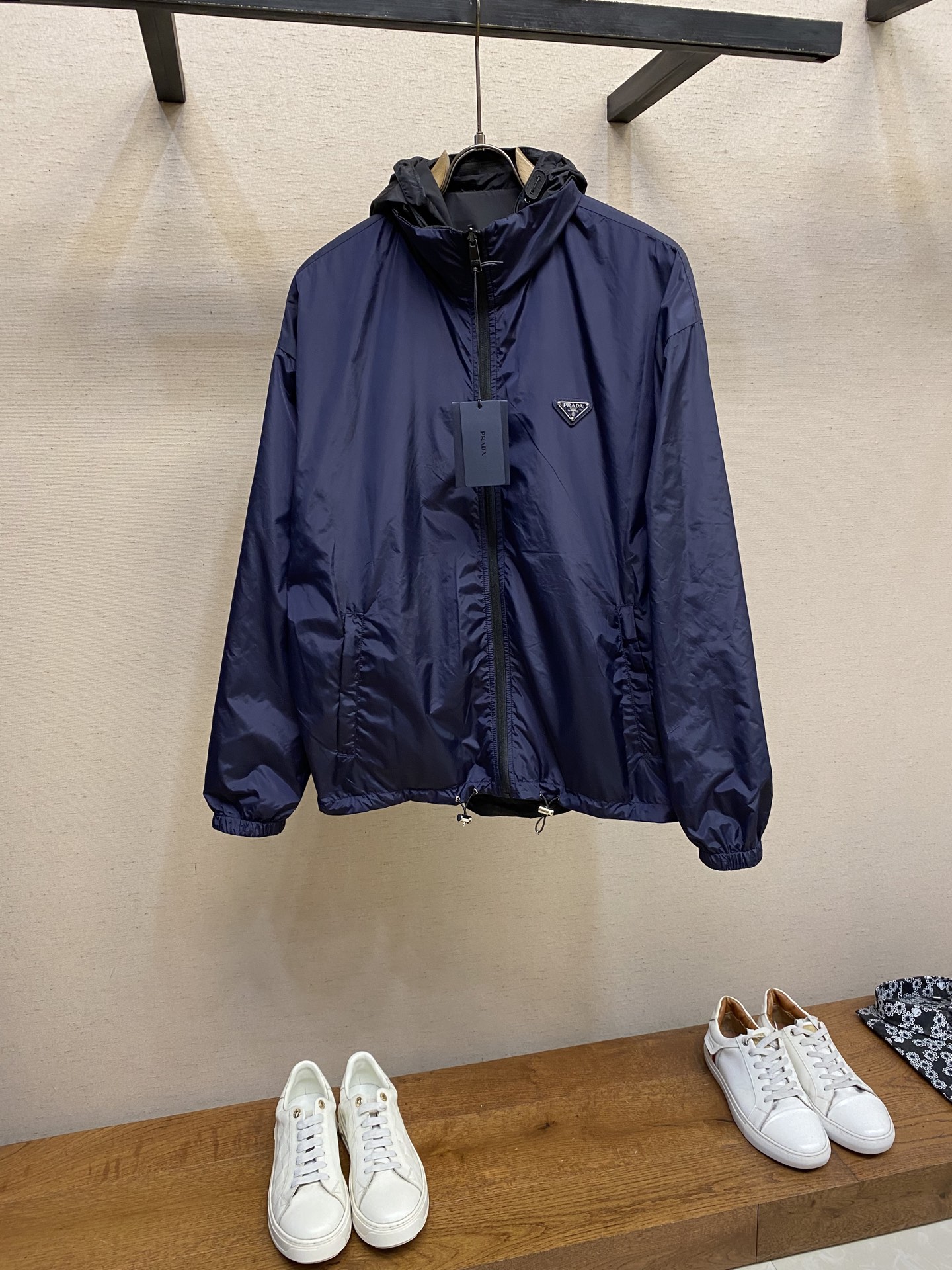 Title: Prada Regenerative Nylon Double Jacket Summary Summary: Prada’s regenerative nylon double jacket offers traditional nylon properties with high durability, lightness, waterproofing, and easy maintenance. - 图片 2