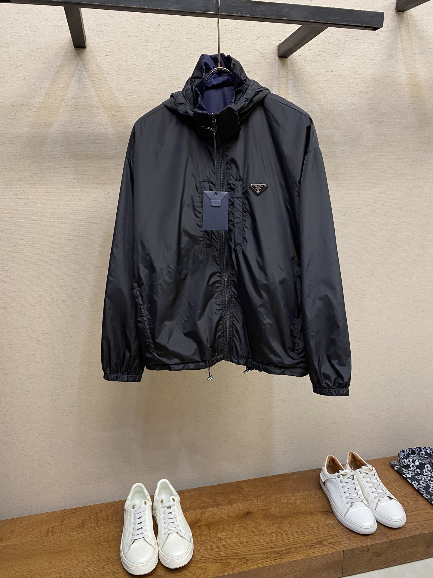 NO:515137,Prada, recycled nylon double-sided jacket fabric selection Use the brand's iconic recycled nylon fabric, which is comparable to traditional nylon, with high strength, tear resistance, wear resistance and other characteristics. Its texture is light and waterproof, and is suitable for multiple scenarios. Its wrinkle and quick drying are also easy to maintain on a daily basis. Process: Wrap the portion with an oblique cut cloth strip, with a width controlled at about 0.4CM. Align the edges of the two layers of fabric and fold and stitch the stitches, and then fix them through the 'anchor point'. It forms no burrs on both sides of the inside and outside, and all seams are completely wrapped, while preventing the undesirable experience of sliding relative during wear. Size S-XL,,prada, jackets & coats,alexander wang19860909Prada、再生尼龙双面穿夹克 面料选择 选用品牌标志性的再生尼龙面料,与传统尼龙性能相当,具备高强度,抗撕裂,耐磨损等特性.其质地轻盈,同时又具备防水功能适合多场景需求.抗皱,快干的特点也易于日常打理维护. 工艺 用斜裁布条包裹份,宽度控制在0.4CM左右.将两层面料边缘对齐后折叠缝合,缝线隐藏于夹层.再通过“锚定点”固定.形成内外两面均无毛边,所有缝份完全包裹,同时防止穿着中易相对滑动的不良体验. 尺码S-XL,,prada,jackets & coats,alexander wang,Men's clothing