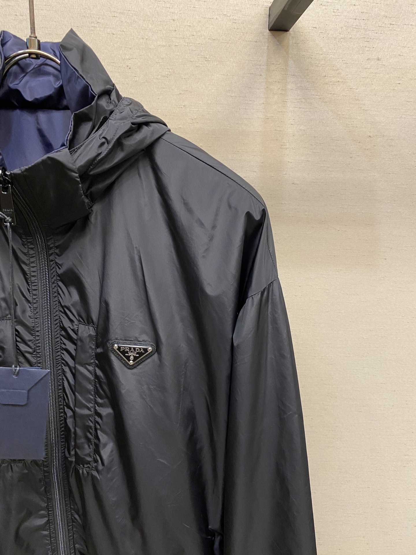 Title: Prada Regenerative Nylon Double Jacket Summary Summary: Prada’s regenerative nylon double jacket offers traditional nylon properties with high durability, lightness, waterproofing, and easy maintenance. - 图片 4